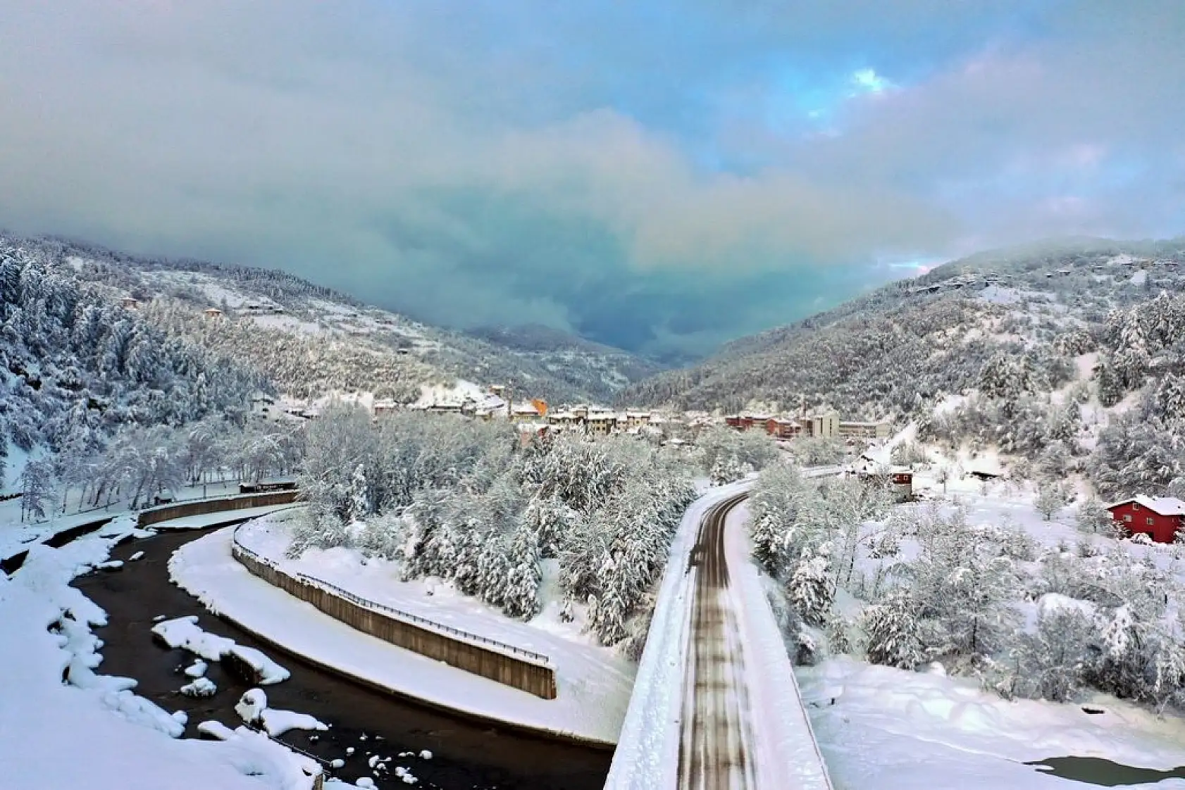 Çam ormanlarıyla çevrili Şenpazar ilçesi beyaza büründü