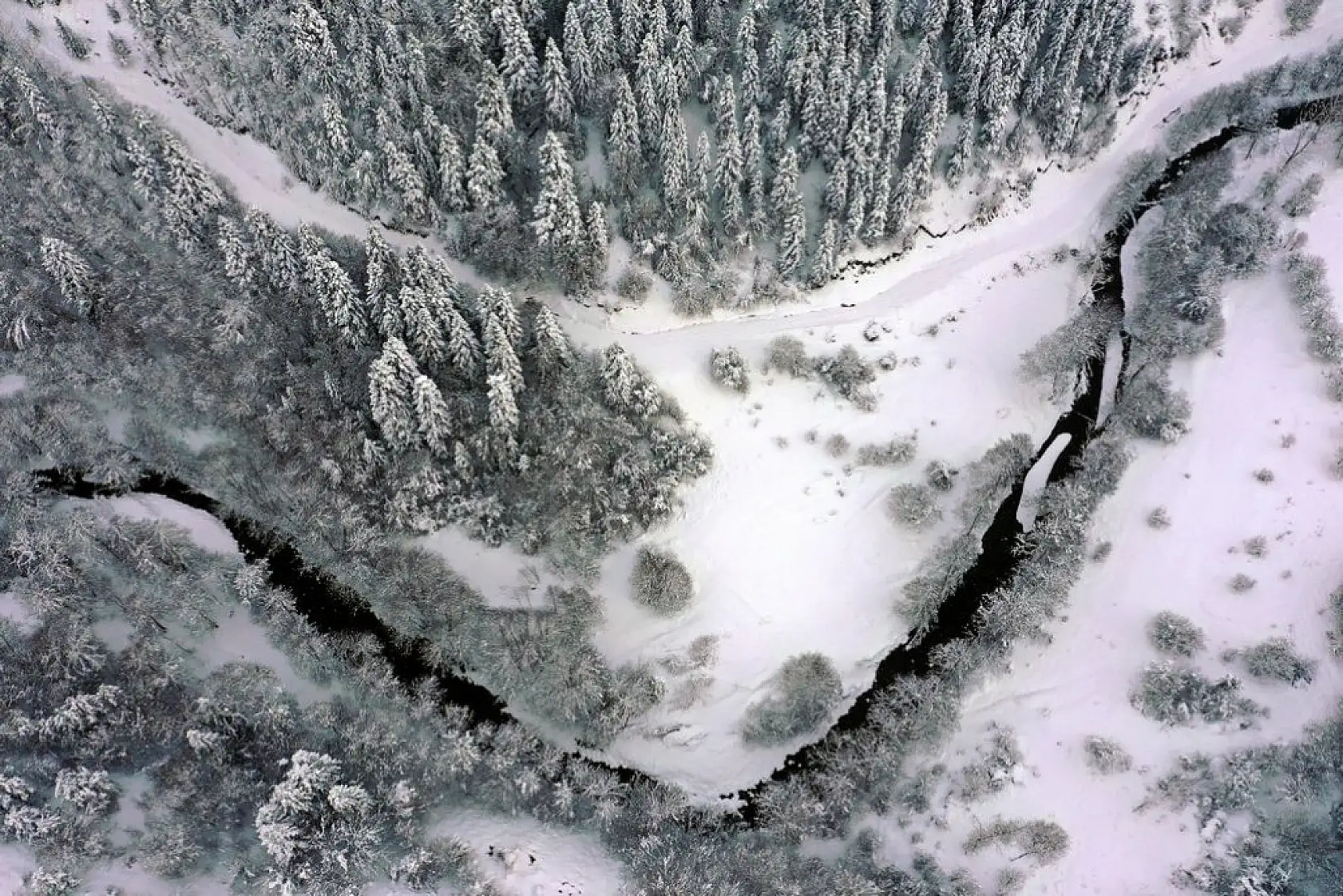 Çam ormanlarıyla çevrili Şenpazar ilçesi beyaza büründü