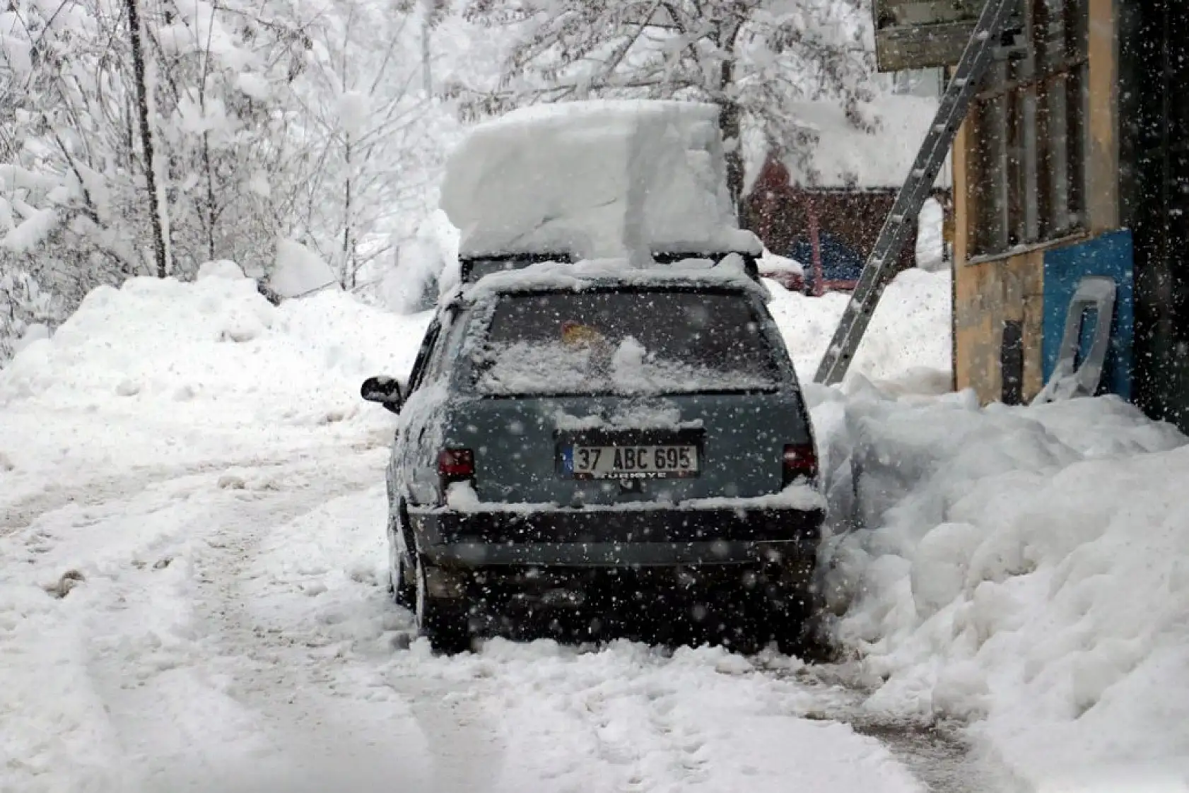 Çam ormanlarıyla çevrili Şenpazar ilçesi beyaza büründü