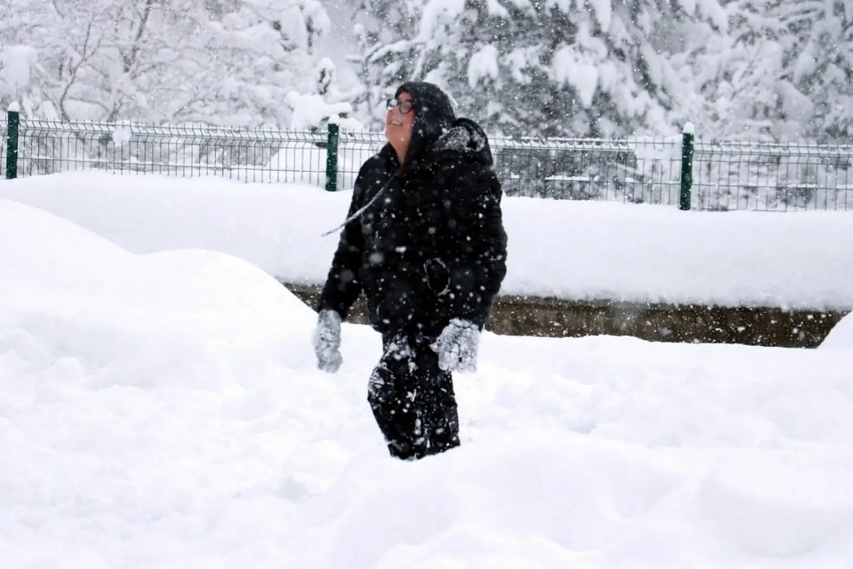 Çam ormanlarıyla çevrili Şenpazar ilçesi beyaza büründü