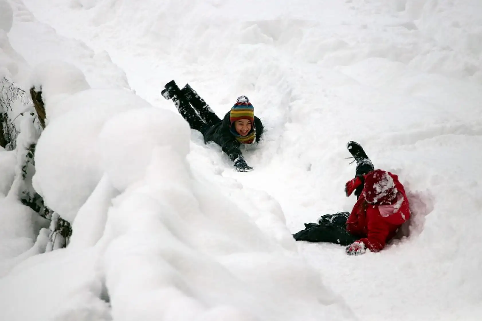 Çam ormanlarıyla çevrili Şenpazar ilçesi beyaza büründü