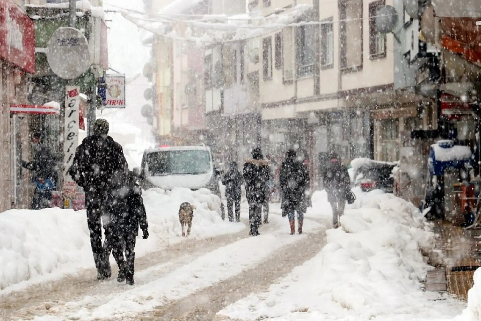 Çam ormanlarıyla çevrili Şenpazar ilçesi beyaza büründü