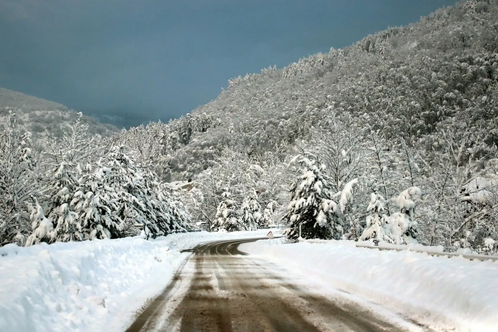 Çam ormanlarıyla çevrili Şenpazar ilçesi beyaza büründü