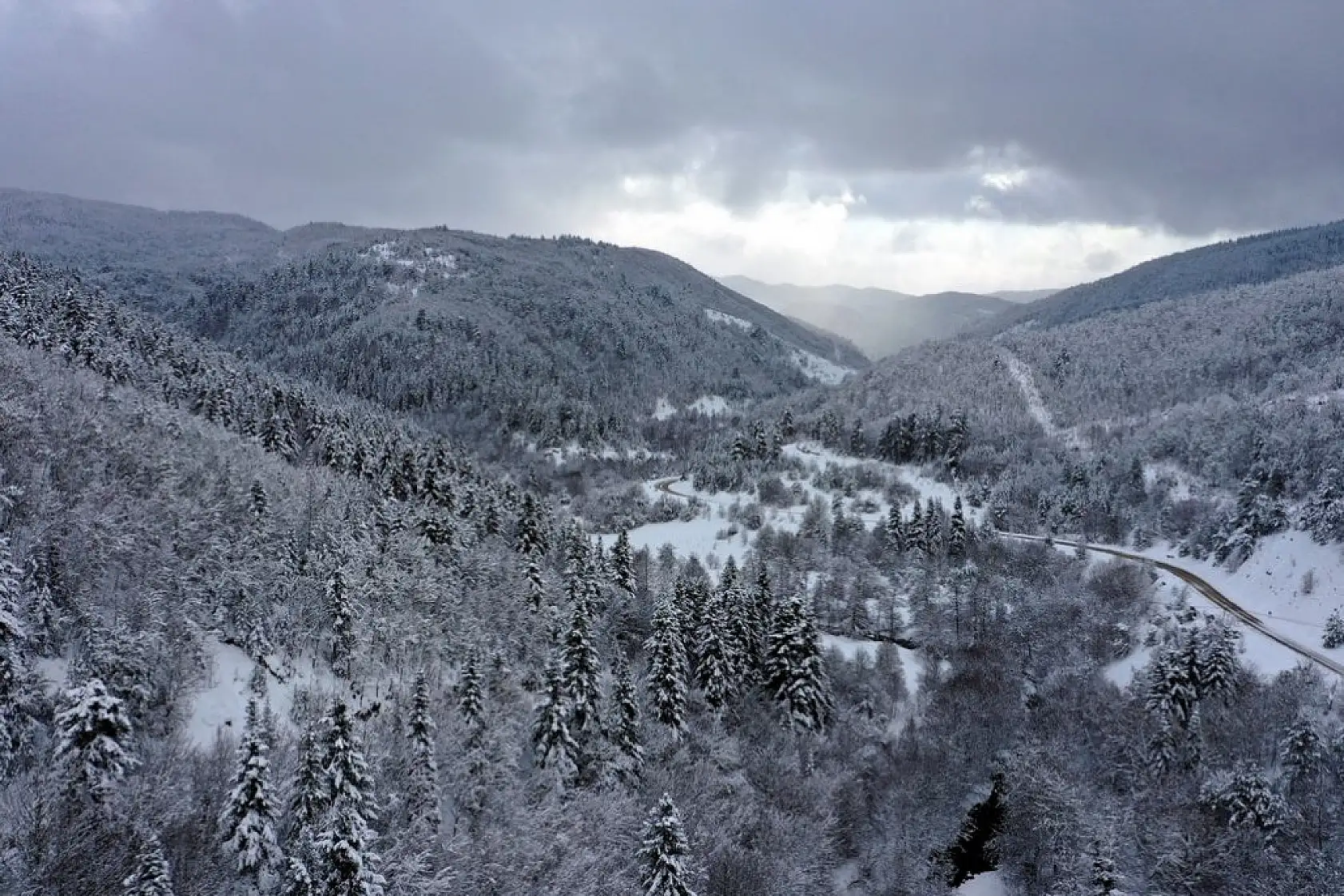 Çam ormanlarıyla çevrili Şenpazar ilçesi beyaza büründü