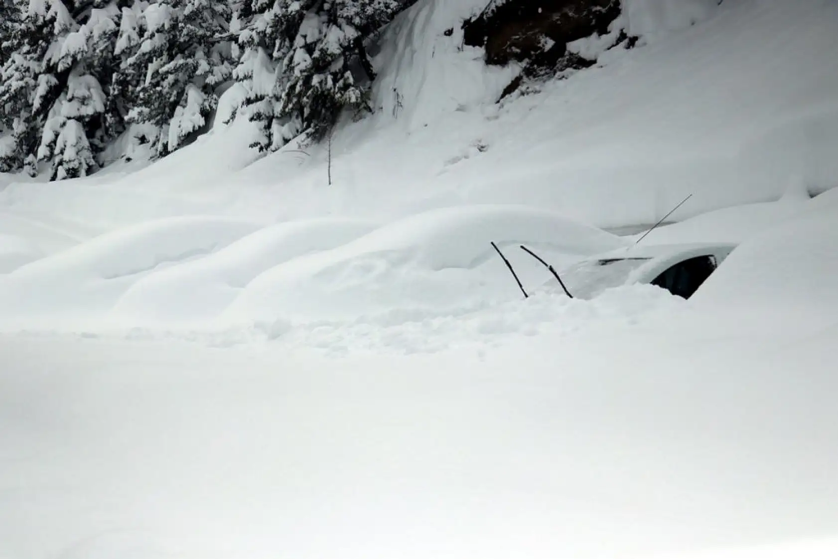 Kar kalınlığı 2 metreye yaklaştı! Araçlar karın altında kaldı