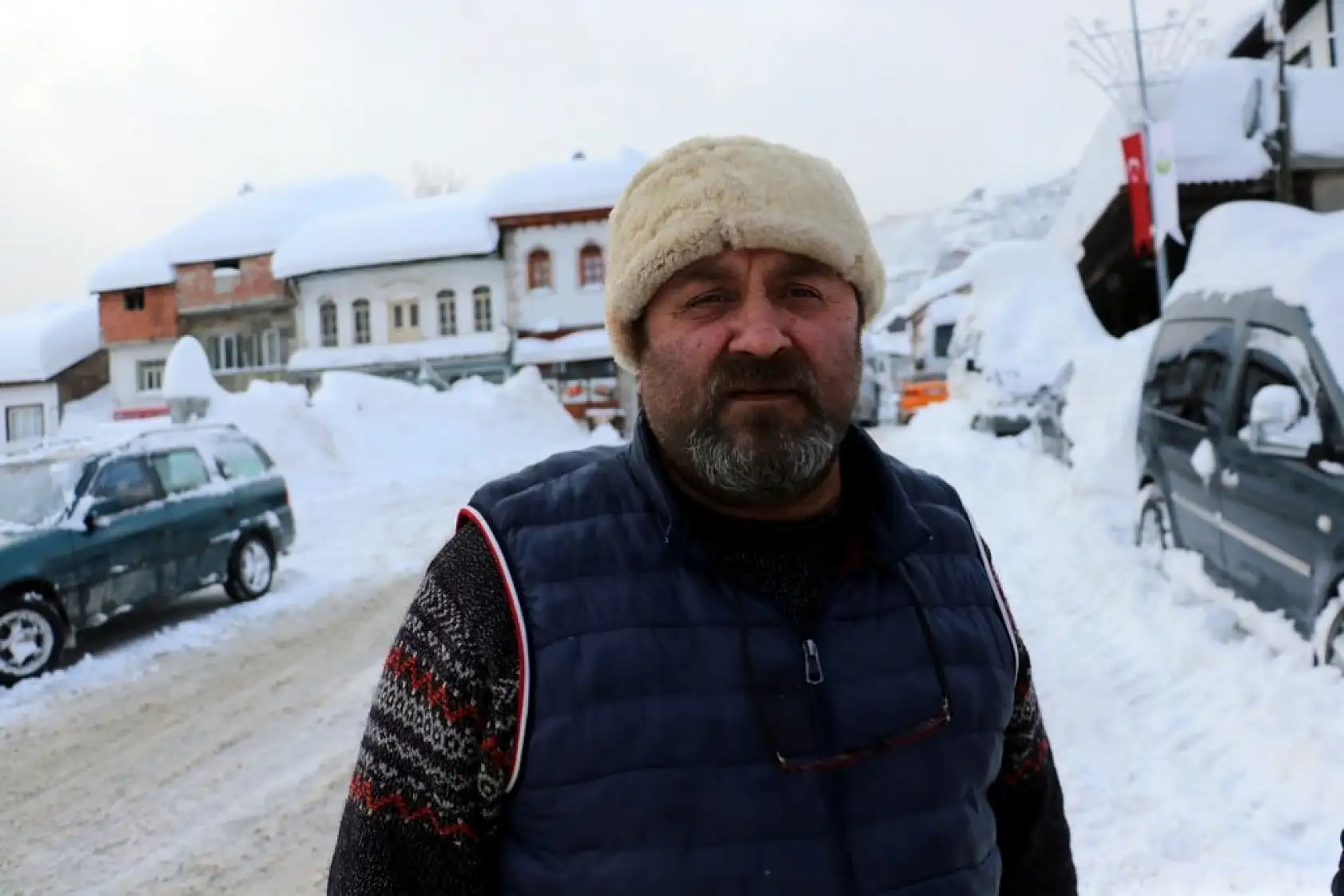 Kar kalınlığı 2 metreye yaklaştı! Araçlar karın altında kaldı