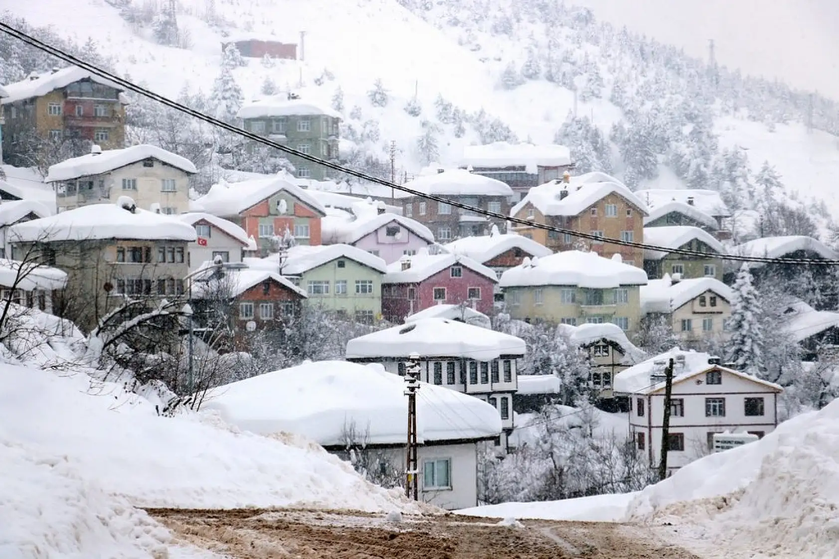 Kar kalınlığı 2 metreye yaklaştı! Araçlar karın altında kaldı