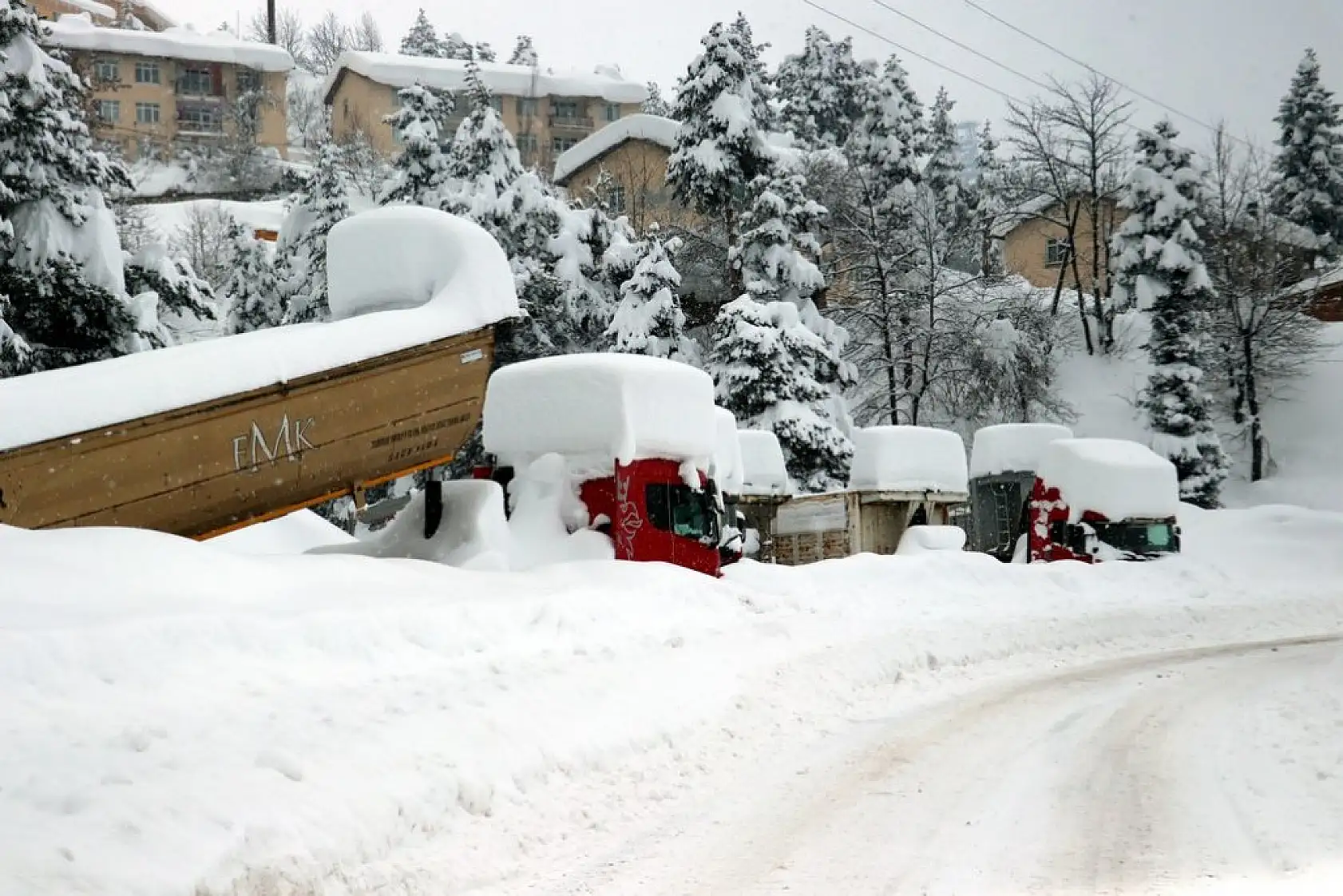 Kar kalınlığı 2 metreye yaklaştı! Araçlar karın altında kaldı