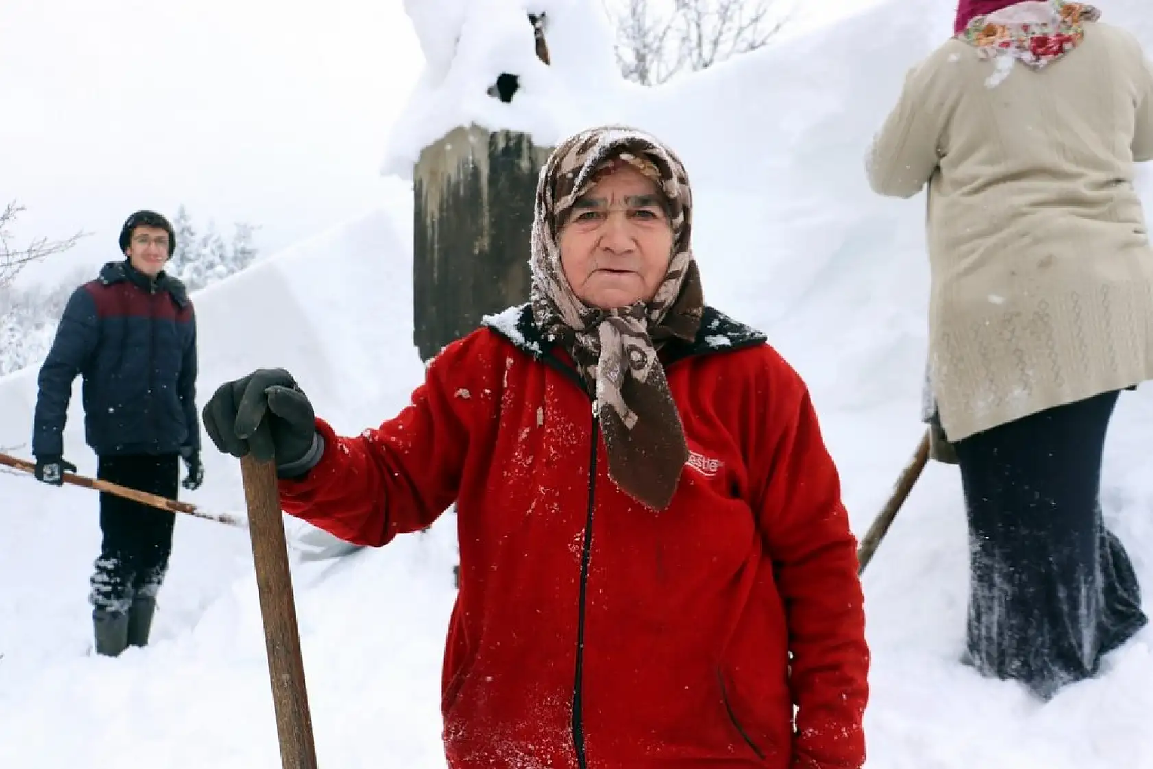 Kar kalınlığı 2 metreye yaklaştı! Araçlar karın altında kaldı
