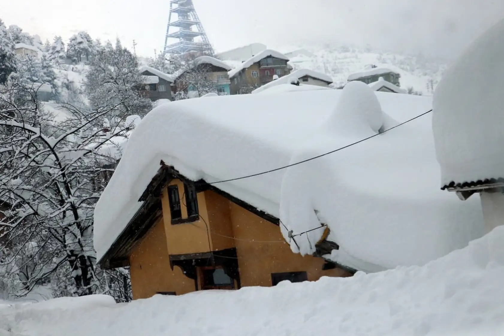 Kar kalınlığı 2 metreye yaklaştı! Araçlar karın altında kaldı