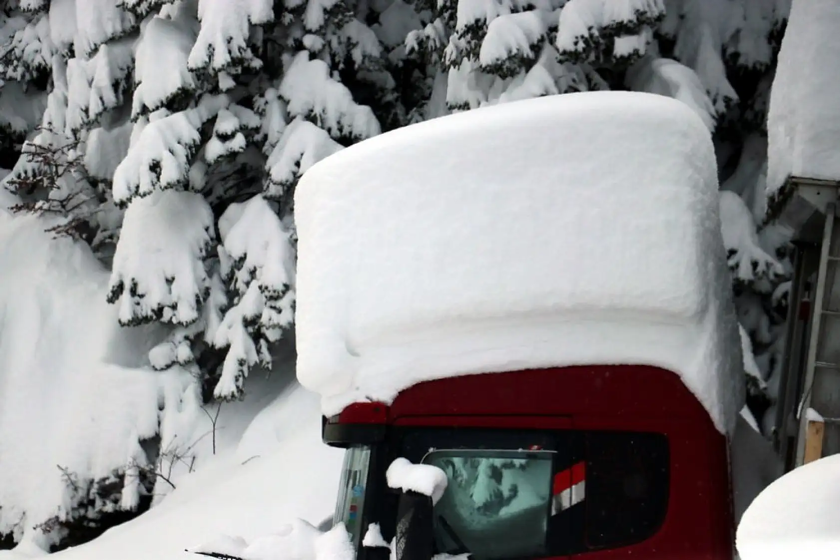 Kar kalınlığı 2 metreye yaklaştı! Araçlar karın altında kaldı