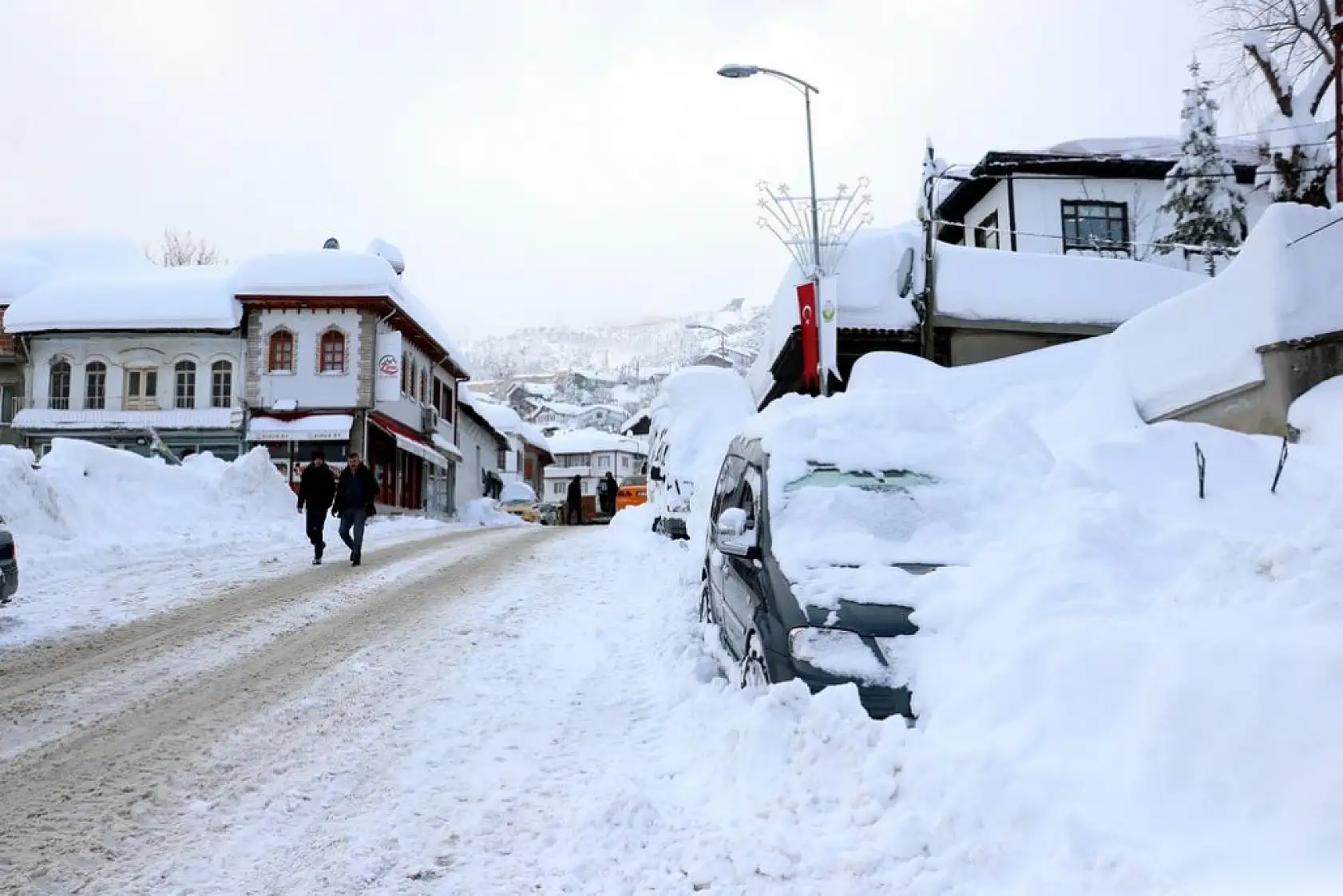 Kar kalınlığı 2 metreye yaklaştı! Araçlar karın altında kaldı