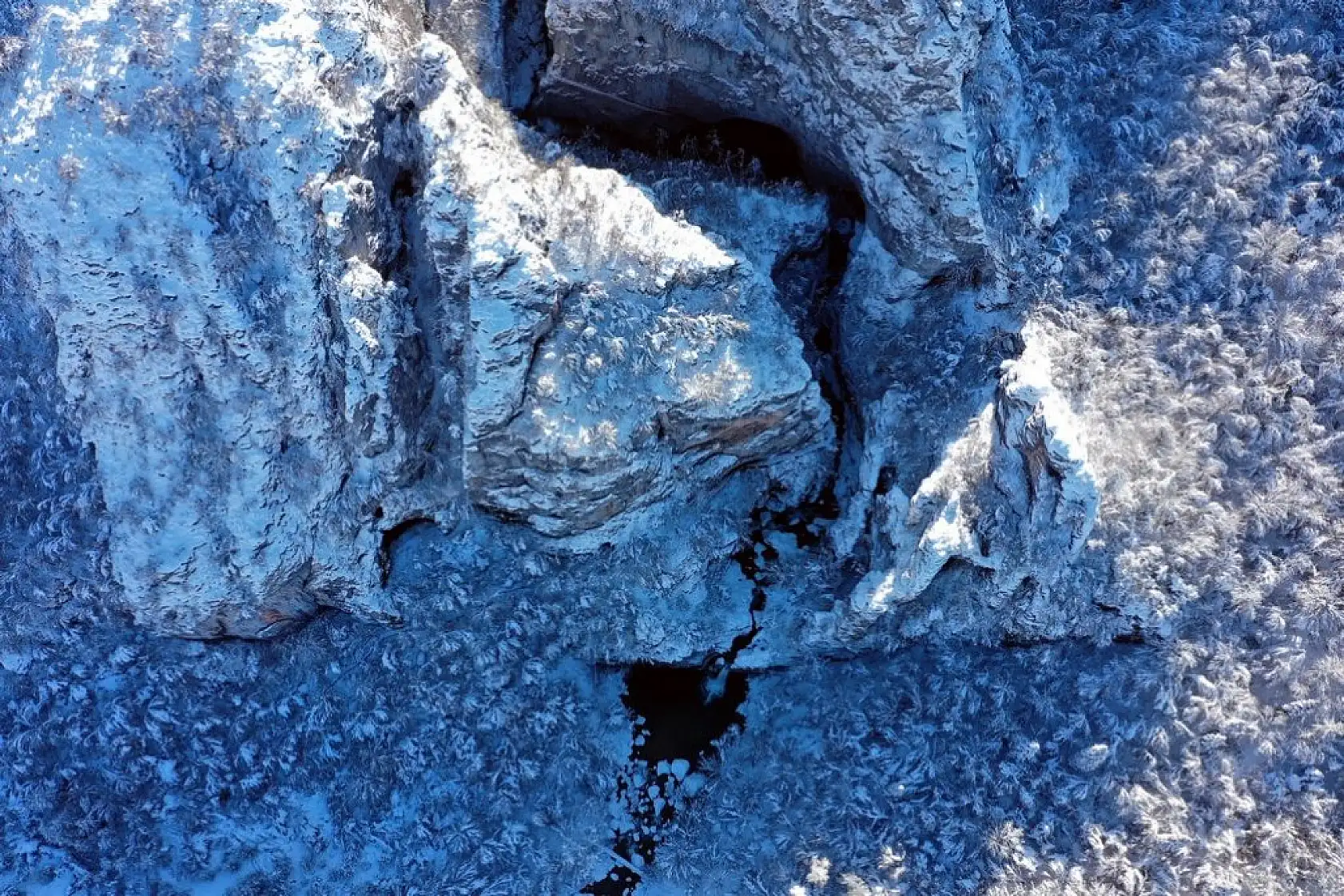 Ziyaretçilerini beyaz örtüyle karşılıyor