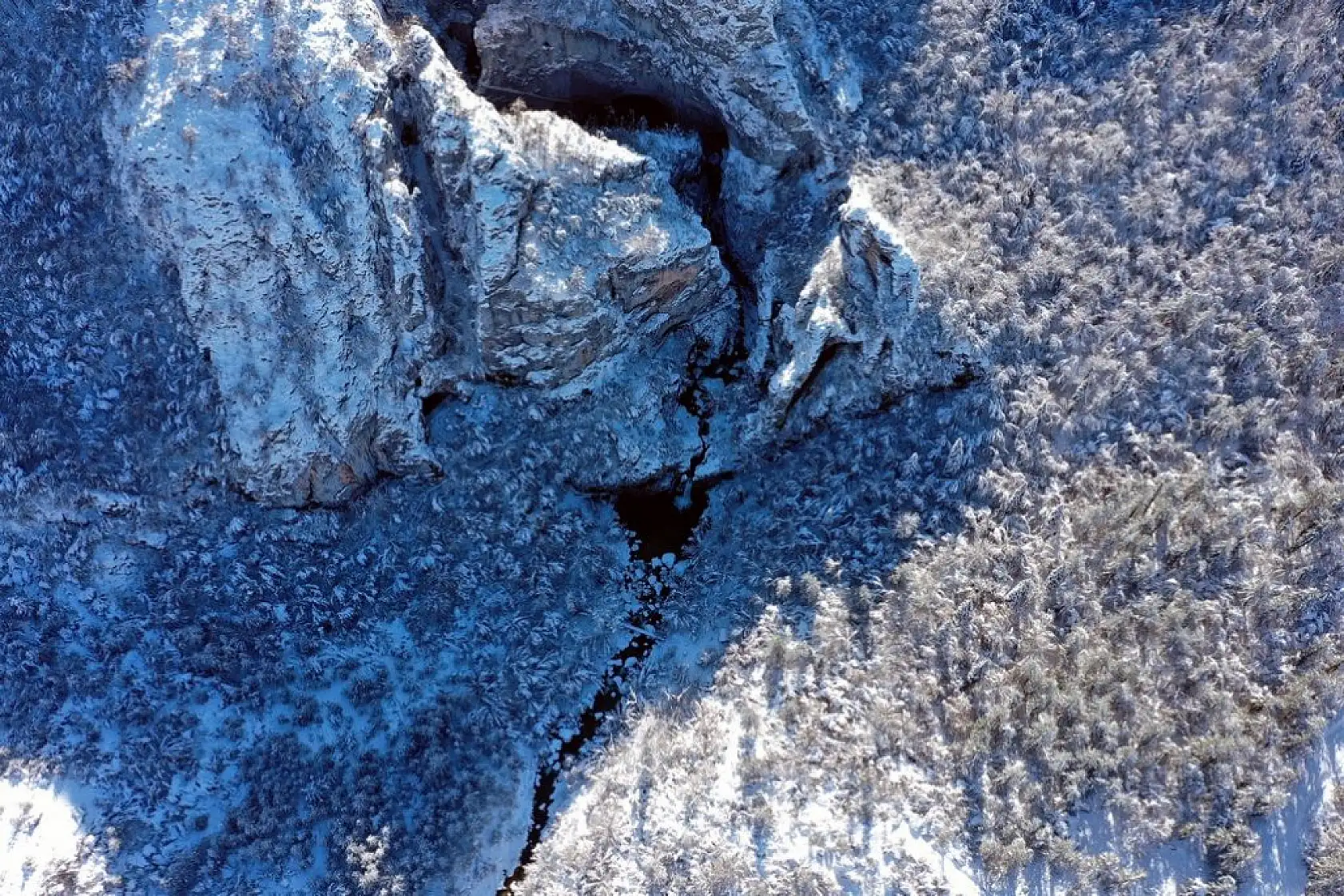 Ziyaretçilerini beyaz örtüyle karşılıyor