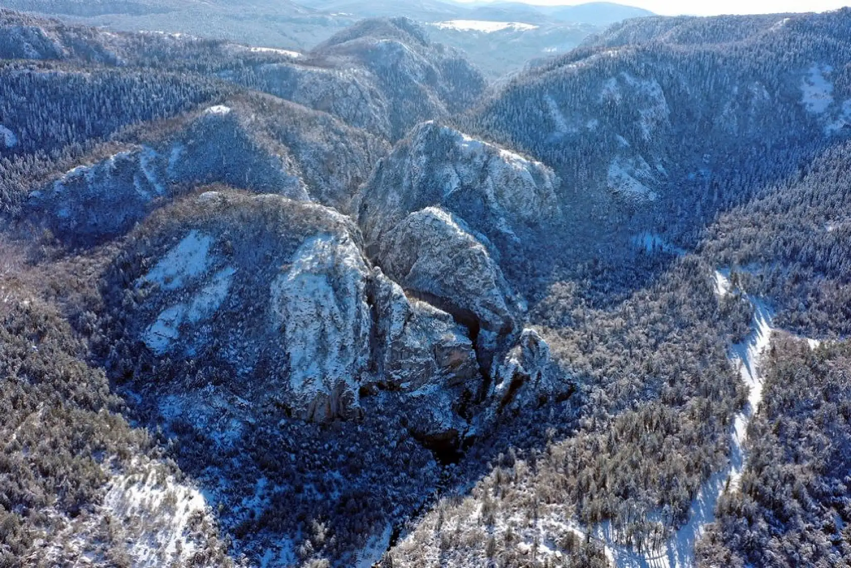Ziyaretçilerini beyaz örtüyle karşılıyor