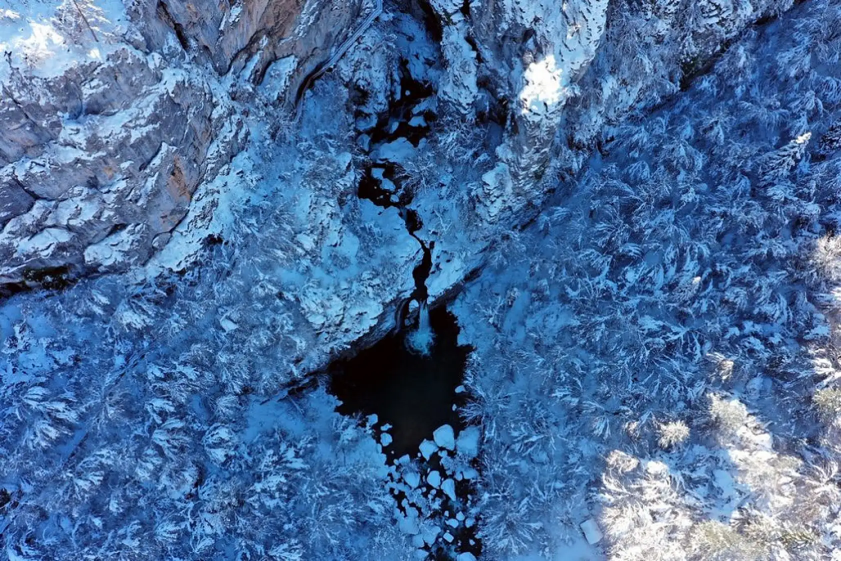 Ziyaretçilerini beyaz örtüyle karşılıyor