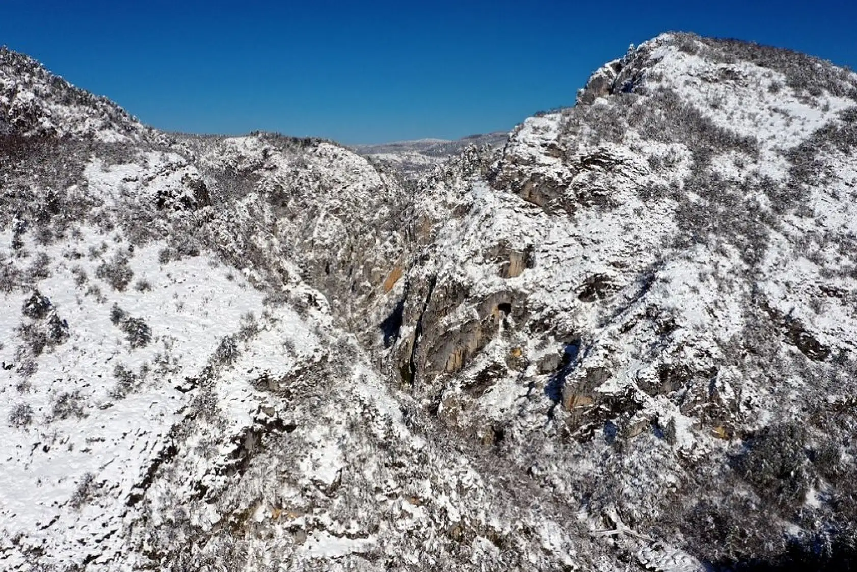 Ziyaretçilerini beyaz örtüyle karşılıyor