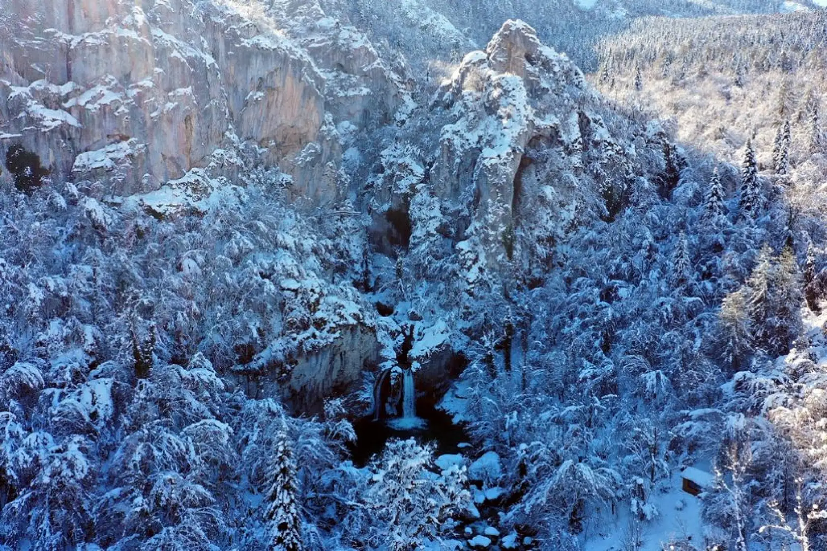 Ziyaretçilerini beyaz örtüyle karşılıyor