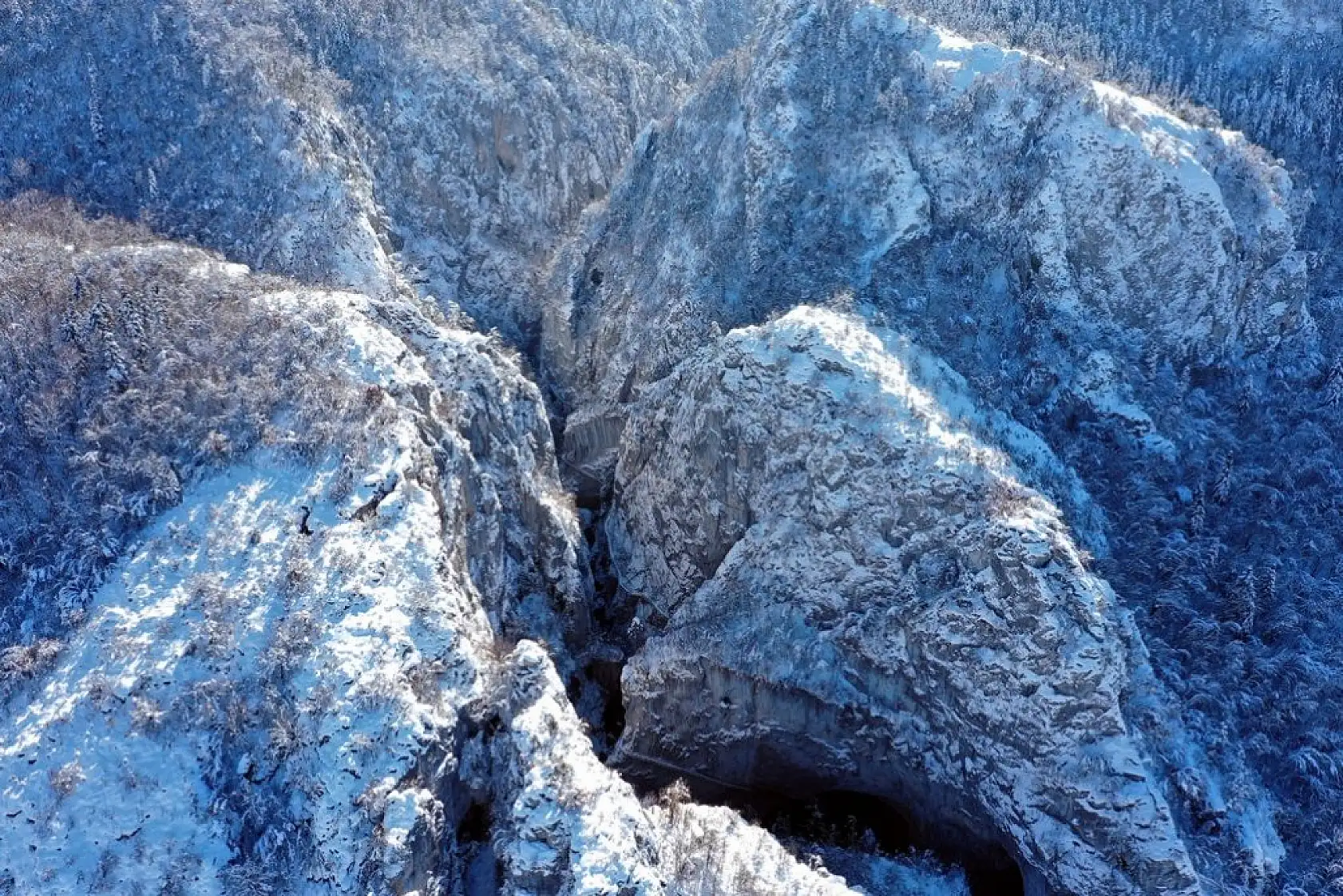Ziyaretçilerini beyaz örtüyle karşılıyor