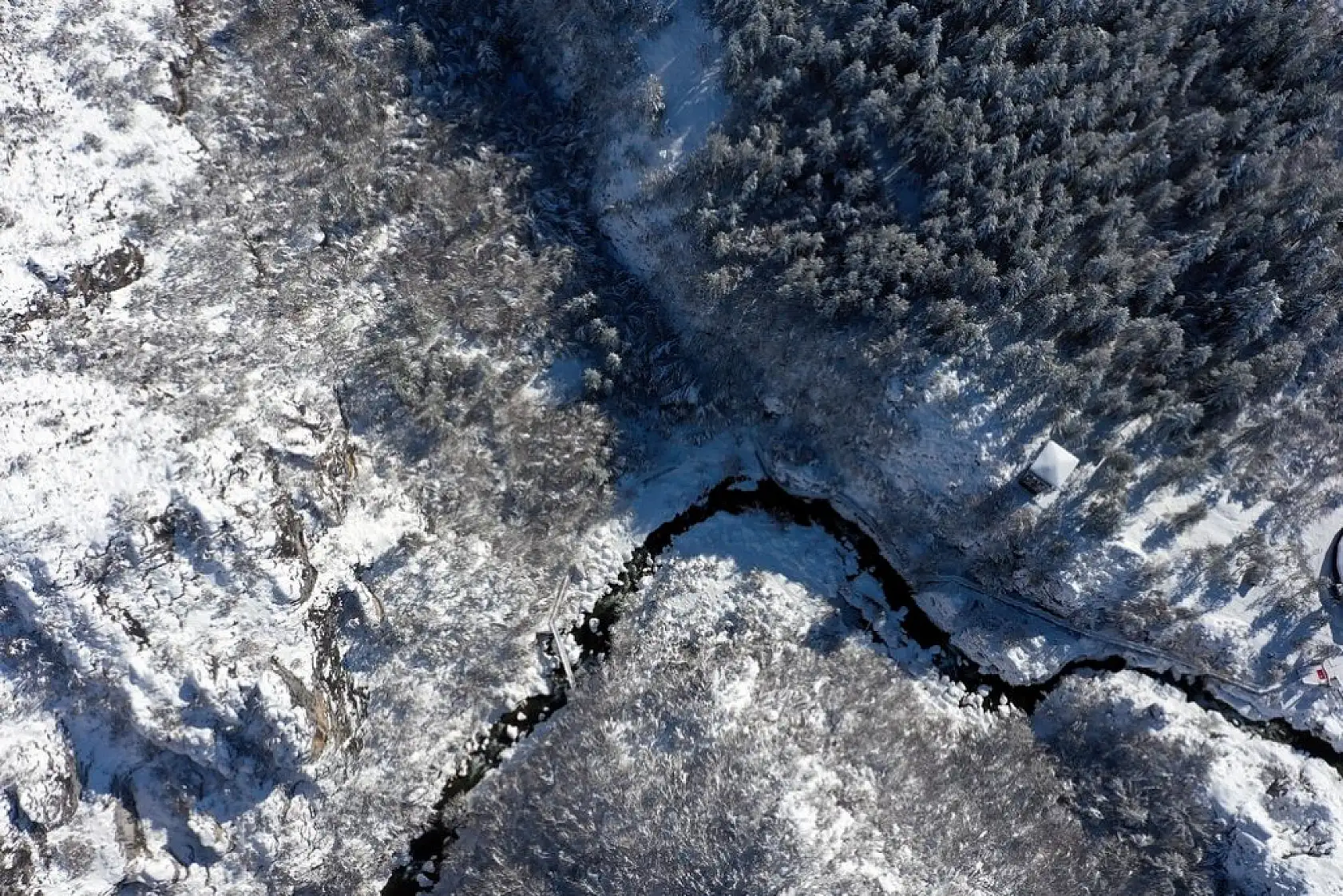 Ziyaretçilerini beyaz örtüyle karşılıyor