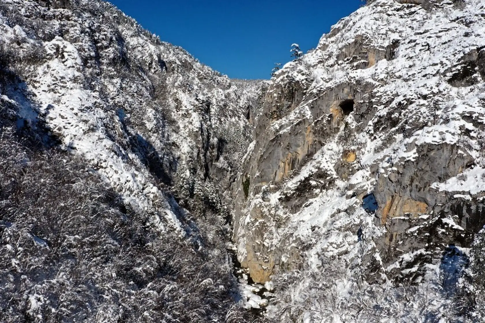 Ziyaretçilerini beyaz örtüyle karşılıyor