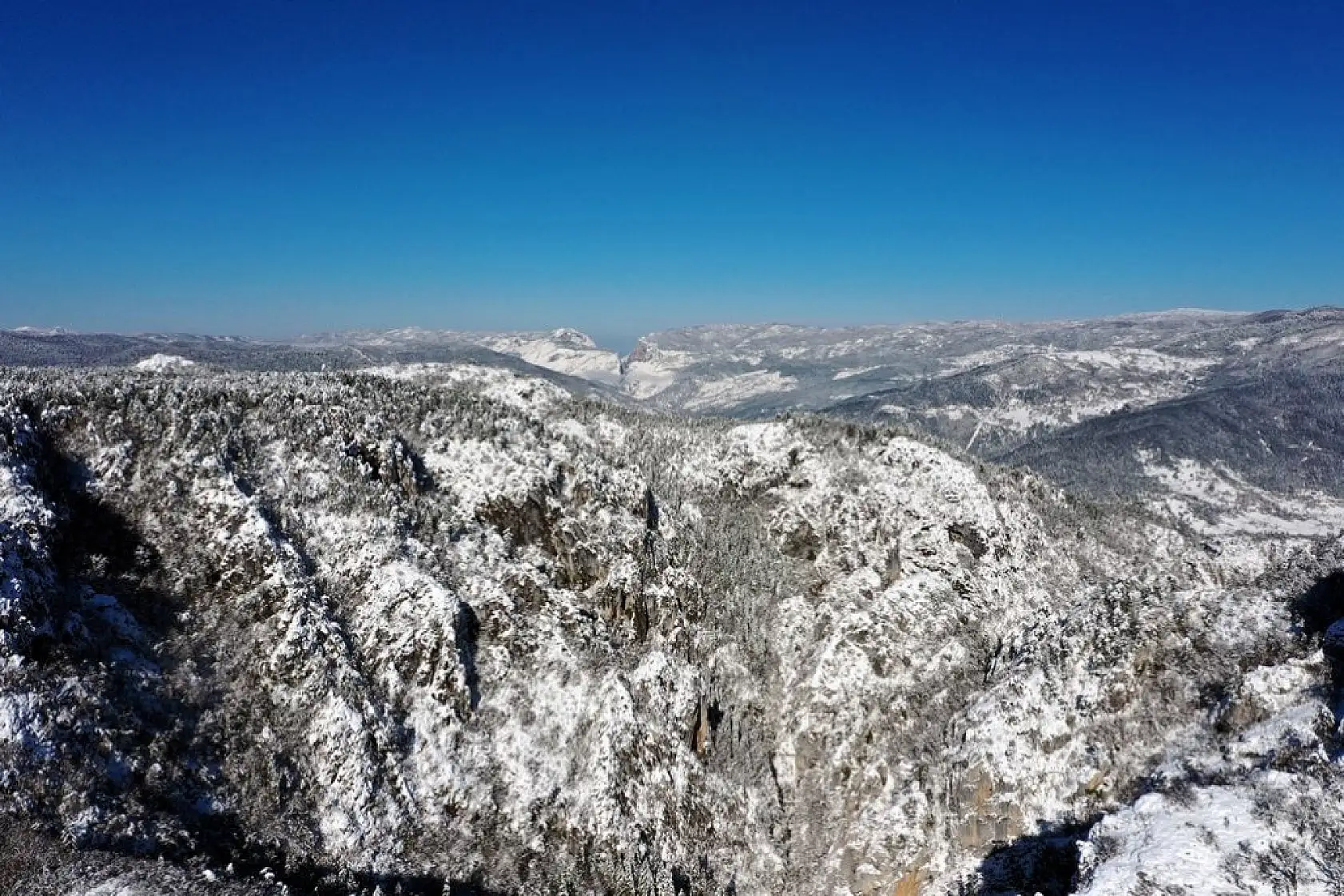 Ziyaretçilerini beyaz örtüyle karşılıyor