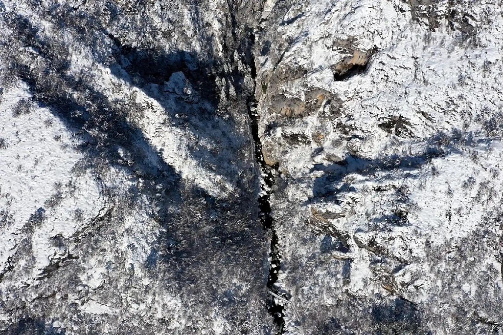 Ziyaretçilerini beyaz örtüyle karşılıyor