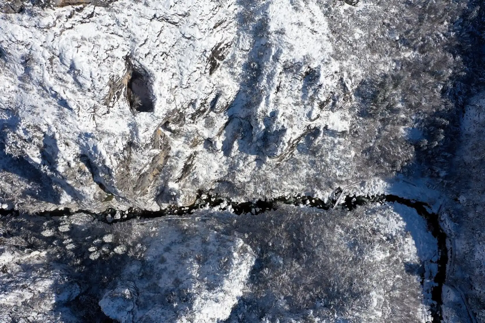 Ziyaretçilerini beyaz örtüyle karşılıyor