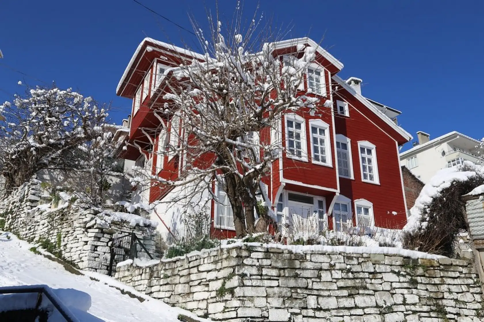 Karla bütünleşen güzellik dronla görüntülendi