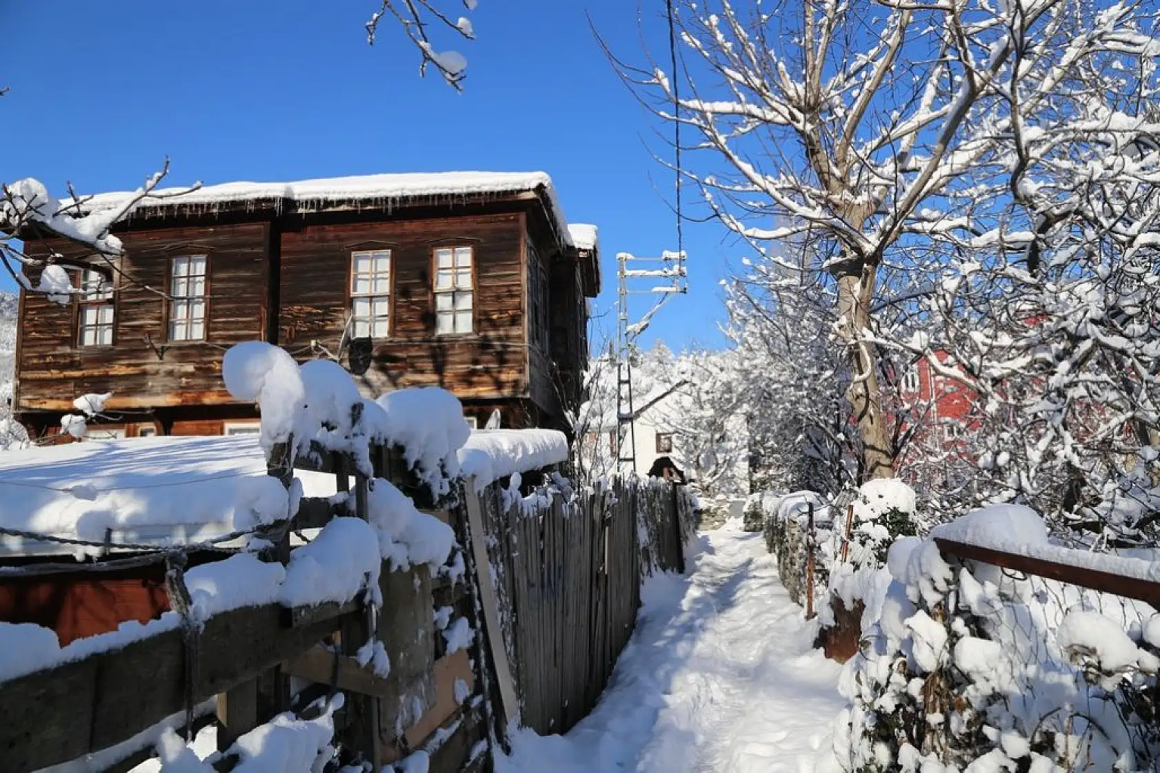 Karla bütünleşen güzellik dronla görüntülendi