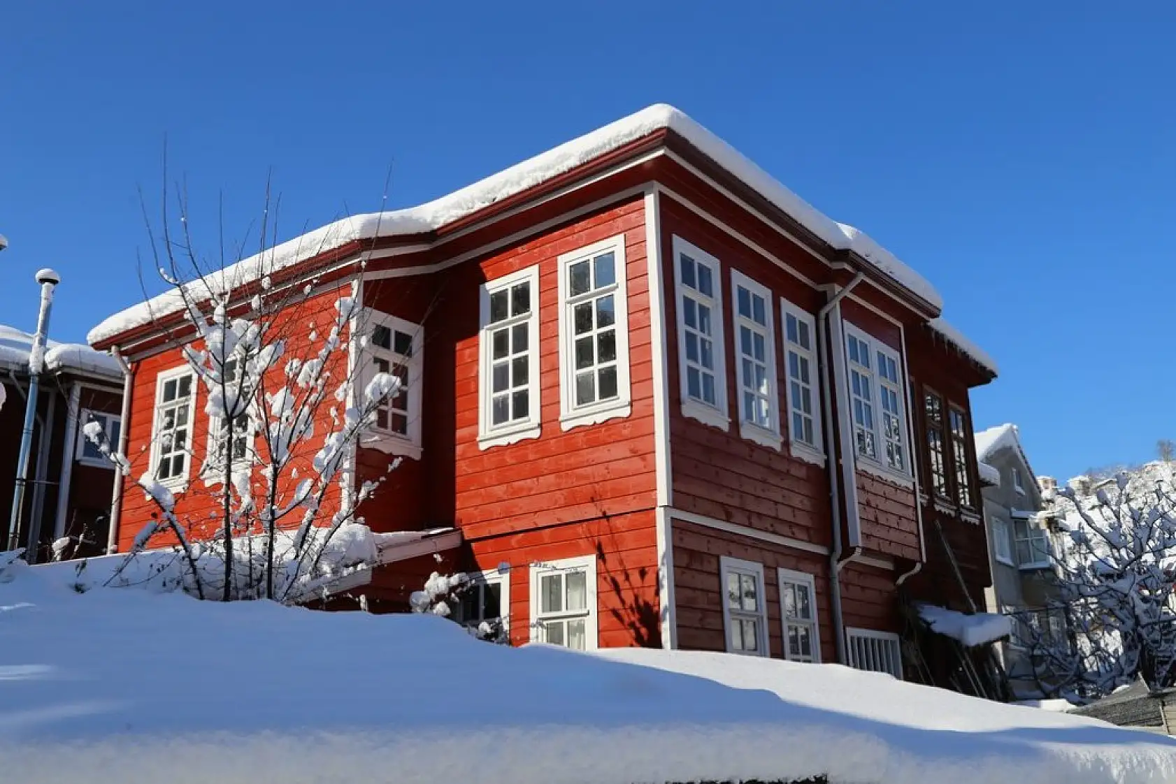 Karla bütünleşen güzellik dronla görüntülendi