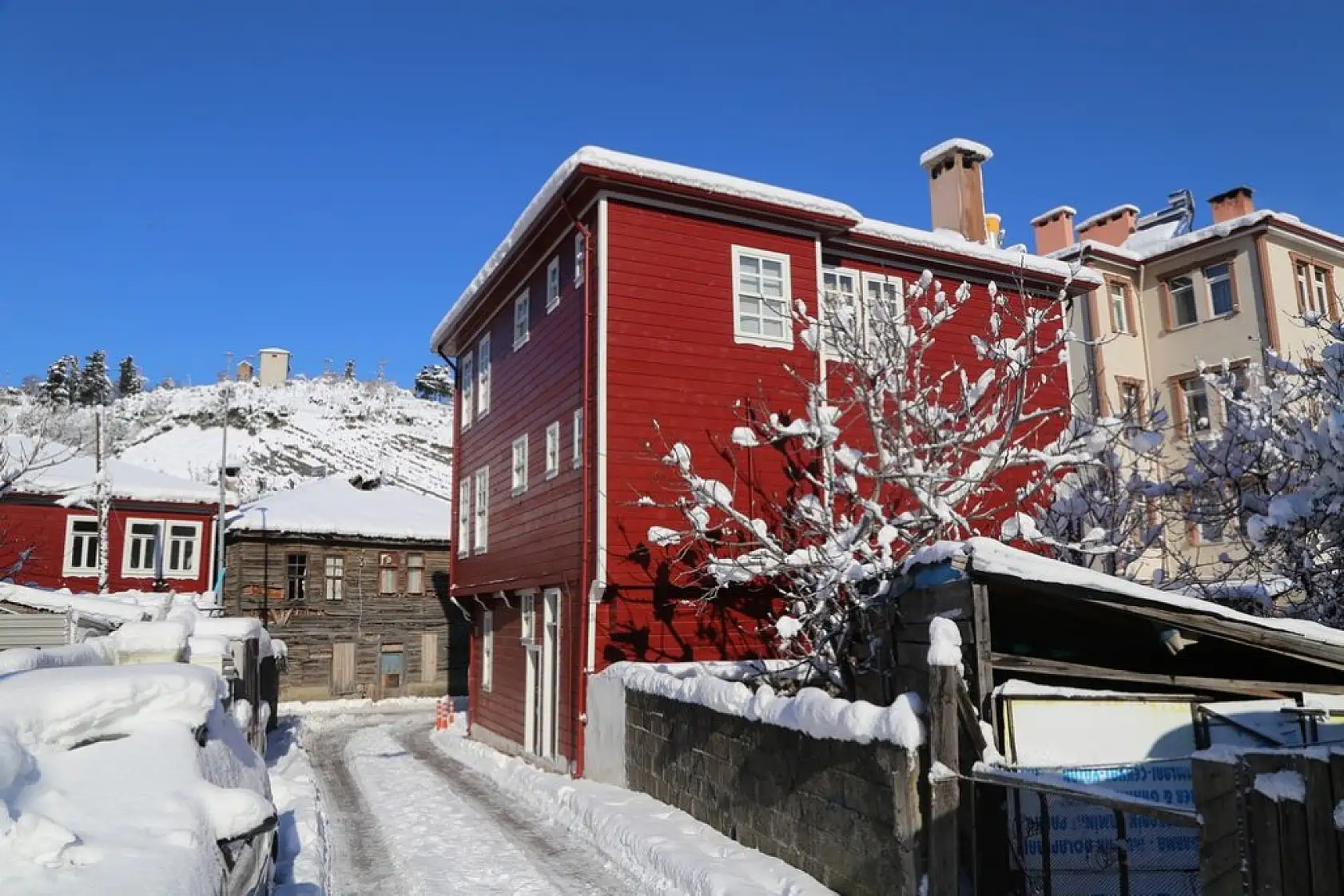 Karla bütünleşen güzellik dronla görüntülendi