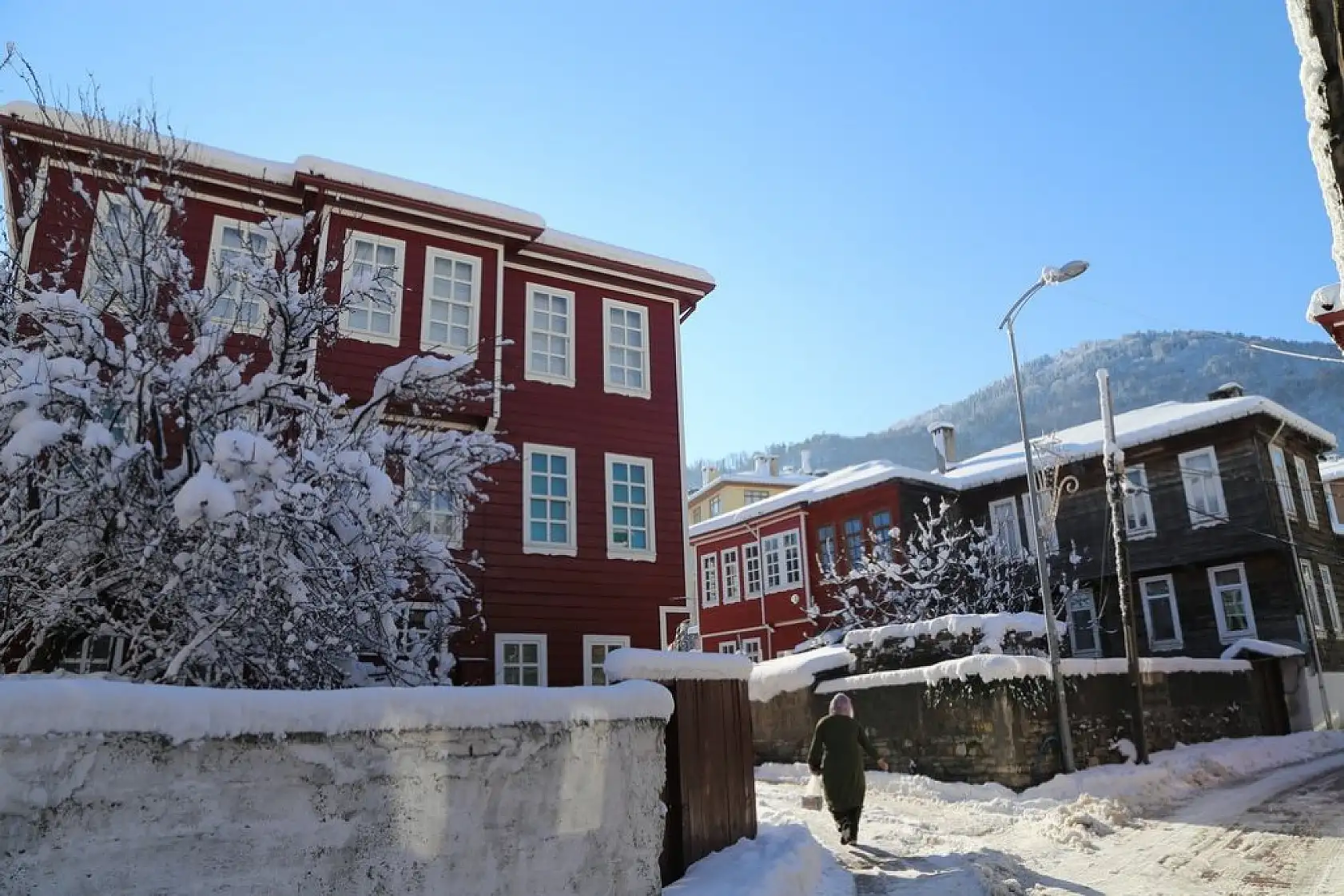 Karla bütünleşen güzellik dronla görüntülendi