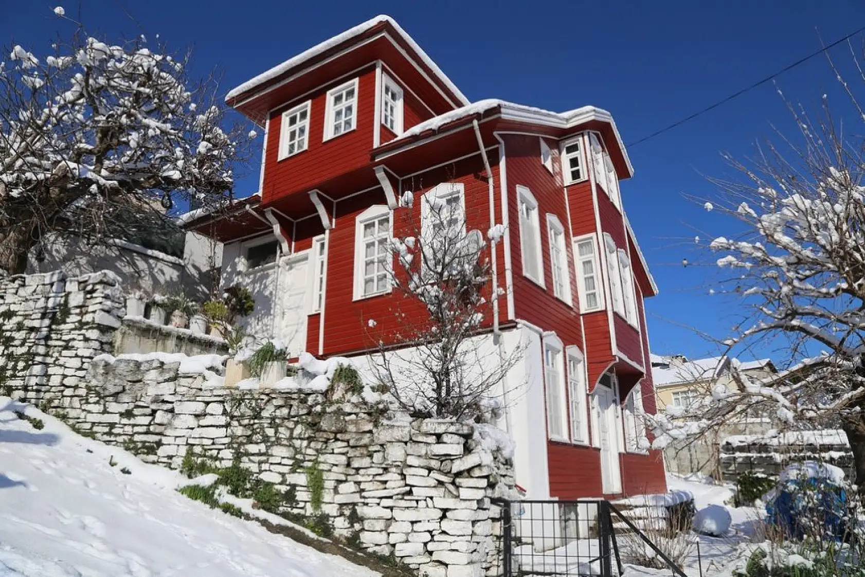 Karla bütünleşen güzellik dronla görüntülendi