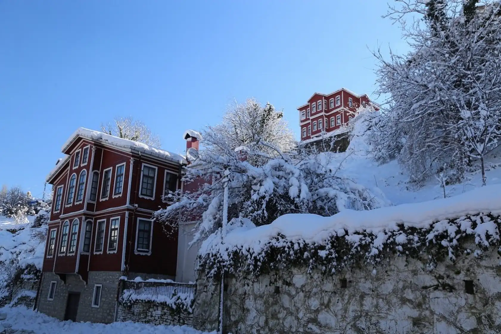 Karla bütünleşen güzellik dronla görüntülendi