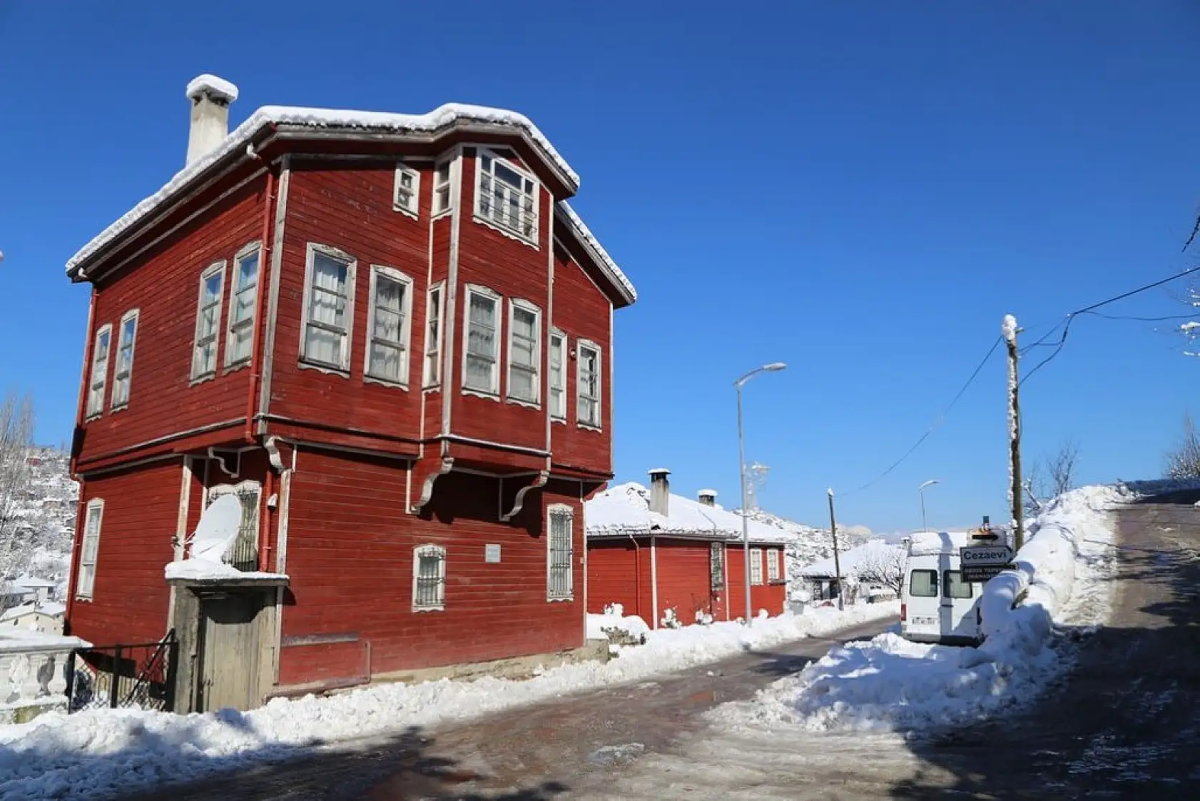 Karla bütünleşen güzellik dronla görüntülendi