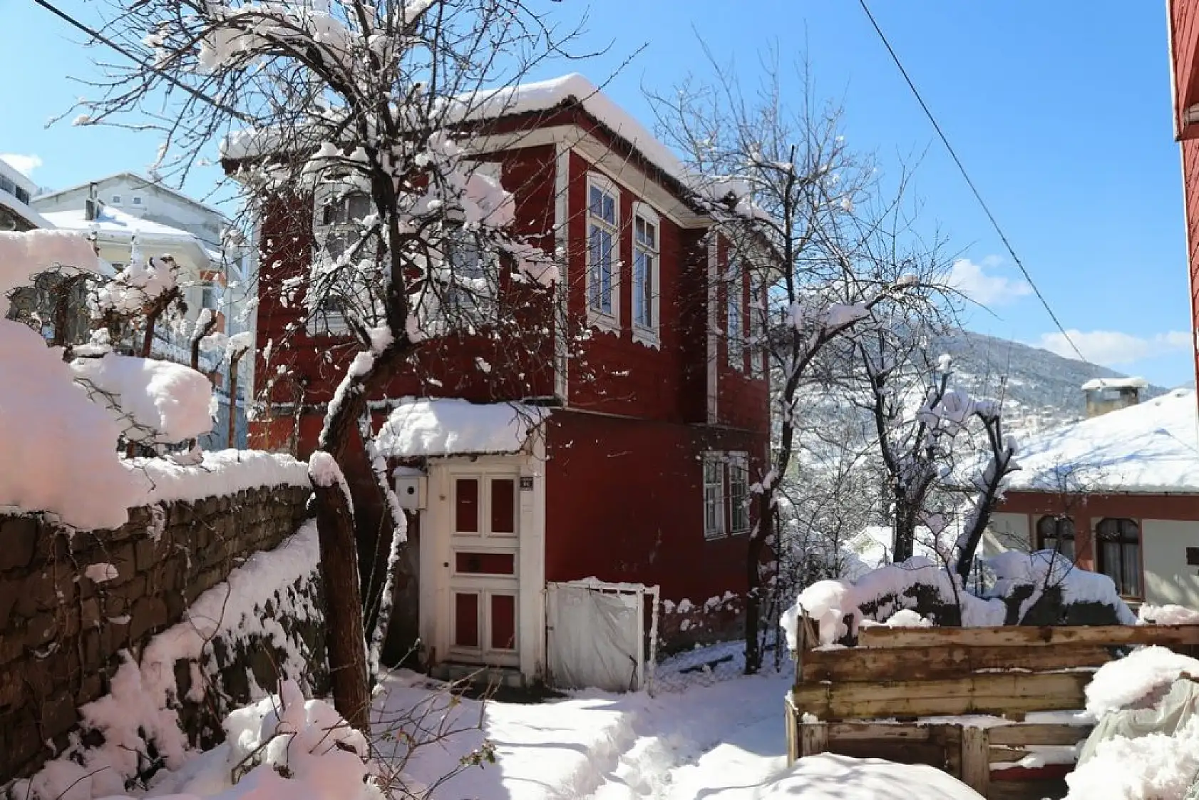 Karla bütünleşen güzellik dronla görüntülendi