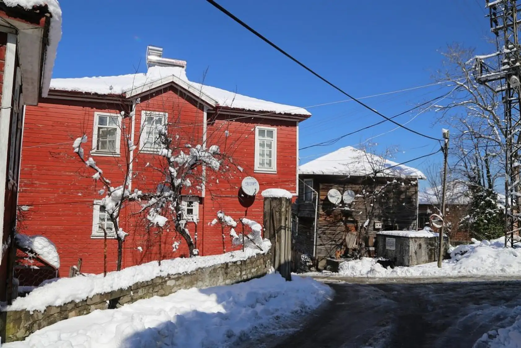 Karla bütünleşen güzellik dronla görüntülendi