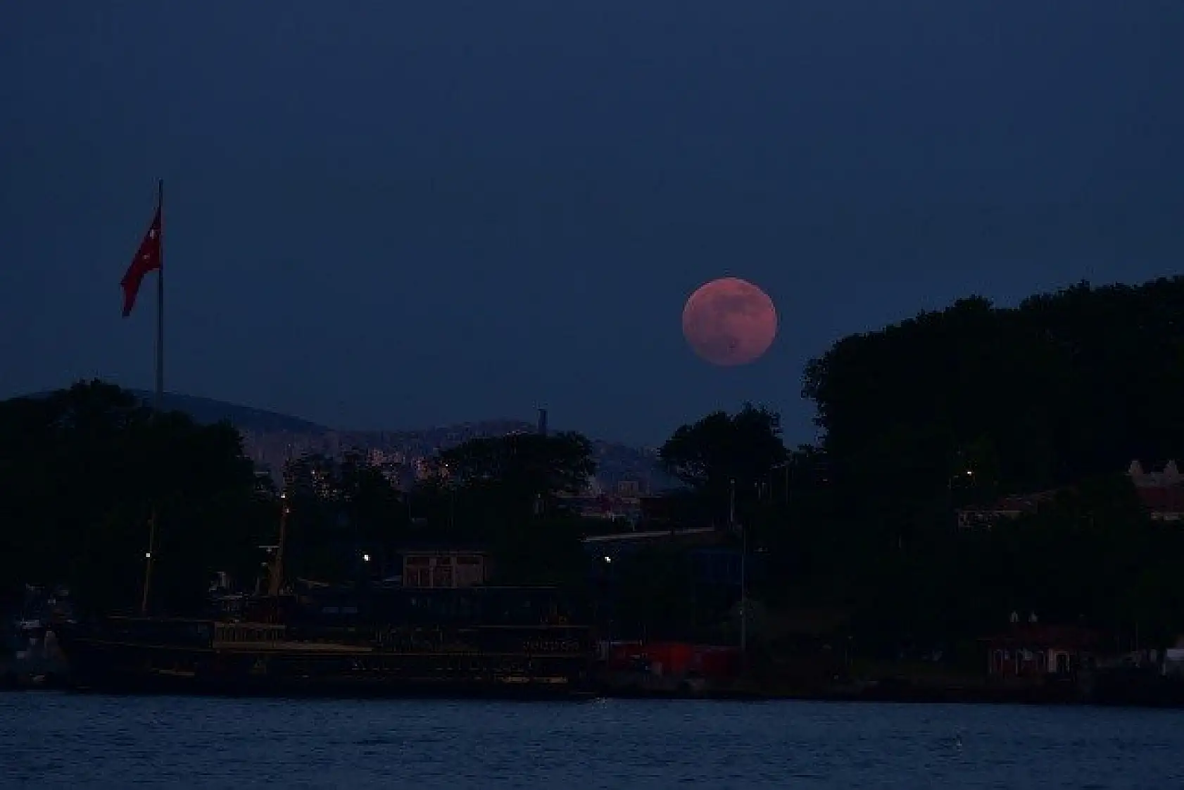 Ay tutulmasından kartpostallık kareler