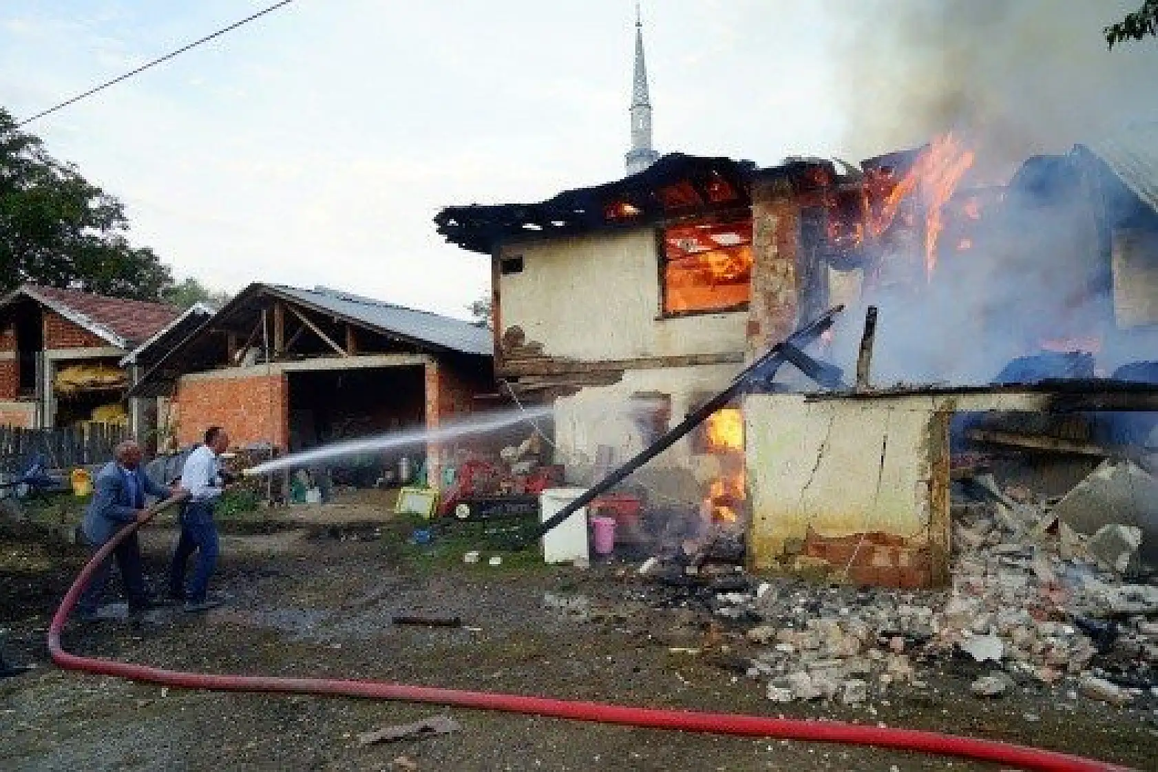 Kastamonu'da çıkan yangında iki aile evsiz kaldı