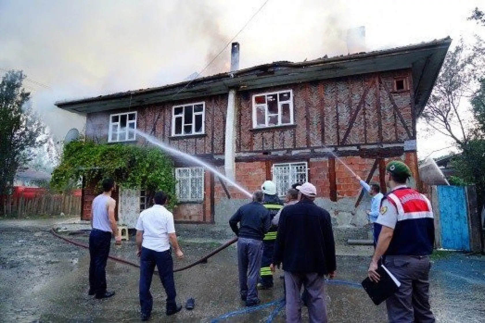 Kastamonu'da çıkan yangında iki aile evsiz kaldı