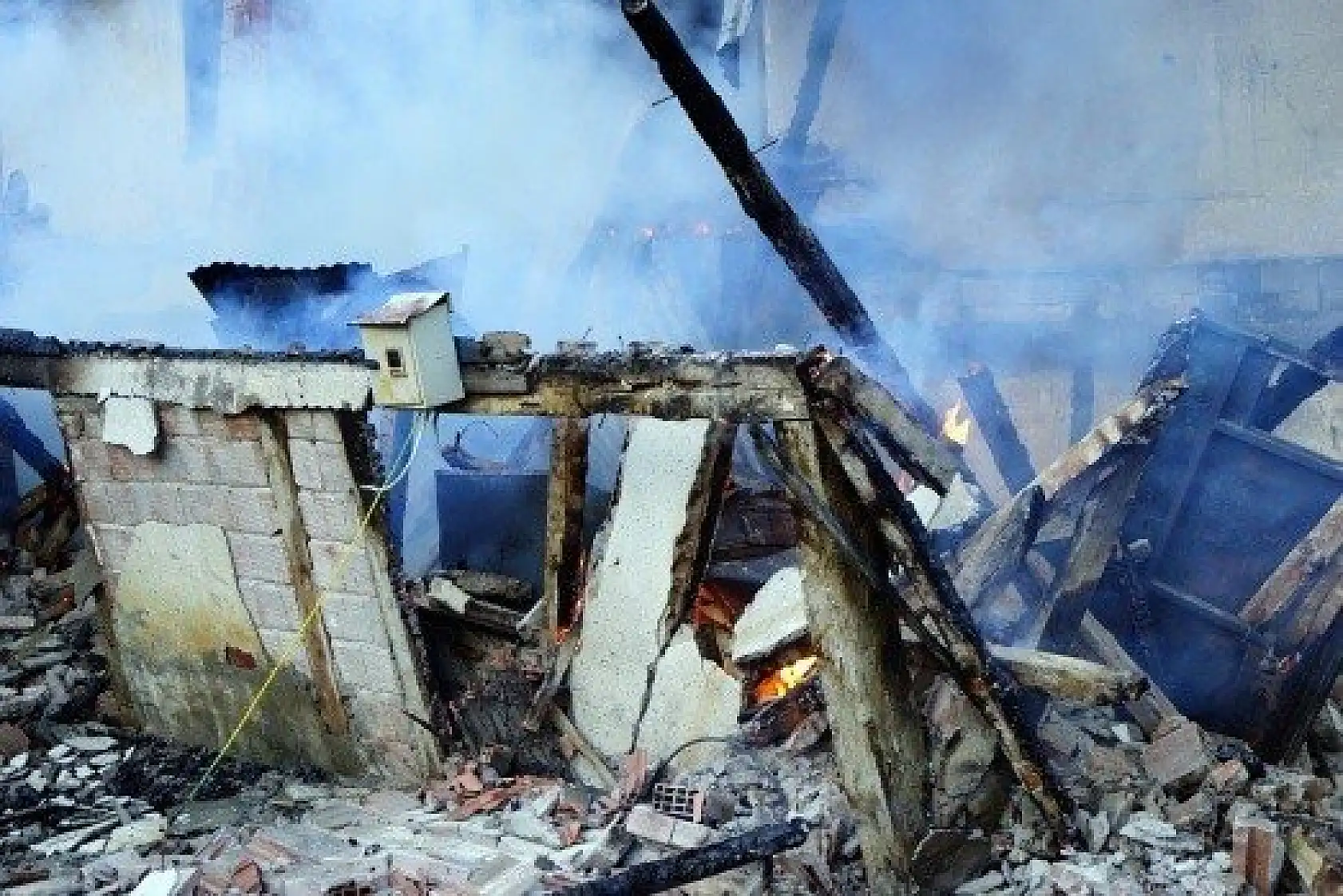 Kastamonu'da çıkan yangında iki aile evsiz kaldı