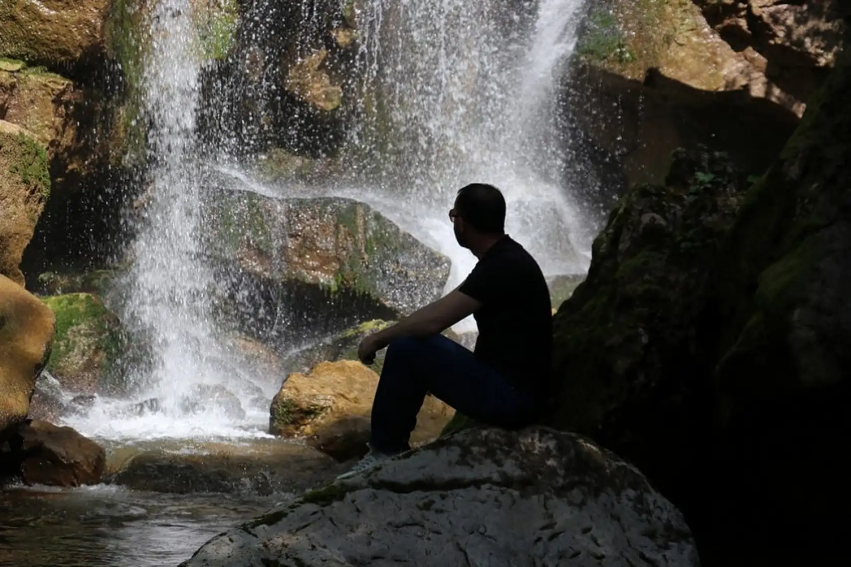 Yeşilin tonları arasında bir şelale: Kızılcasu