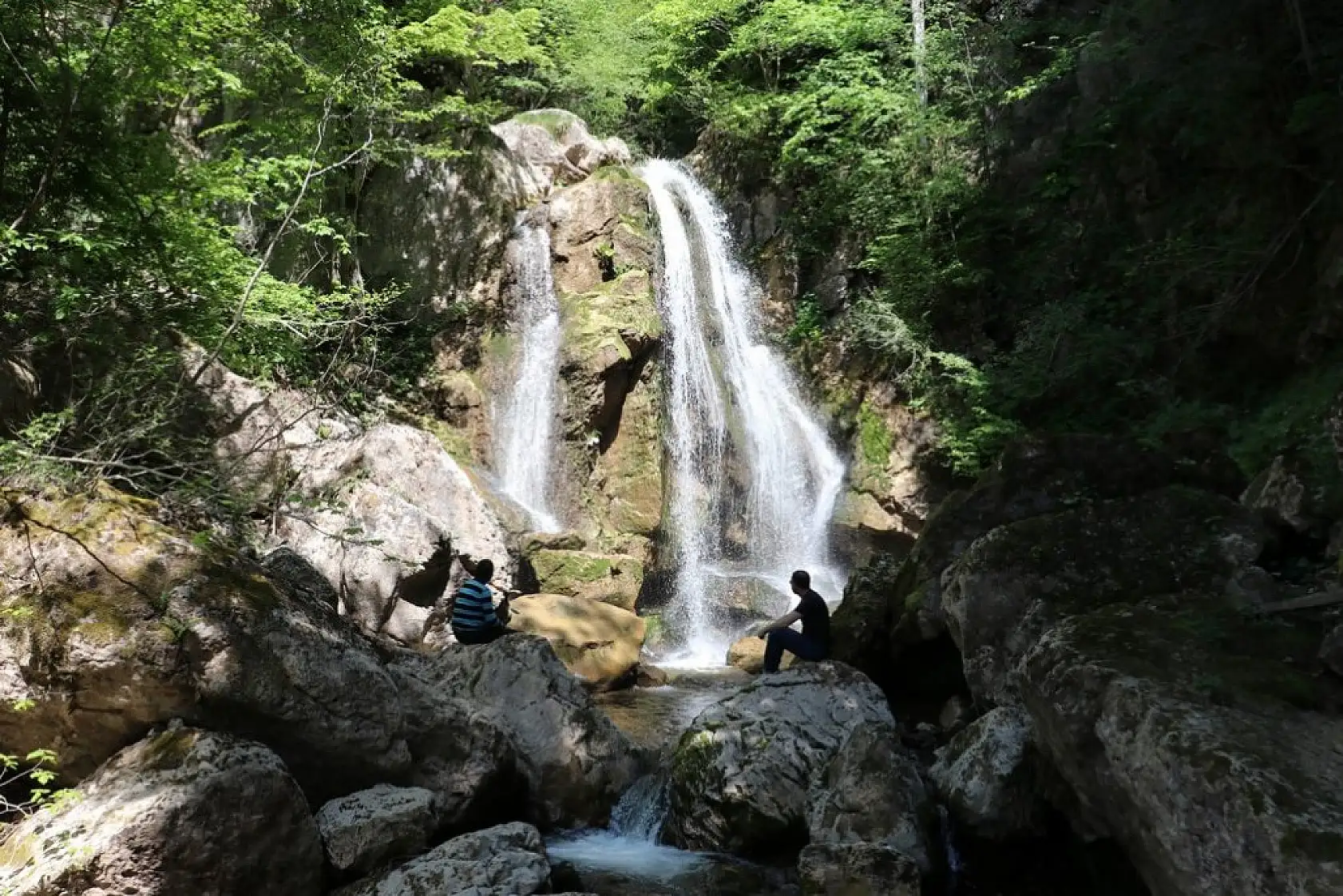 Yeşilin tonları arasında bir şelale: Kızılcasu