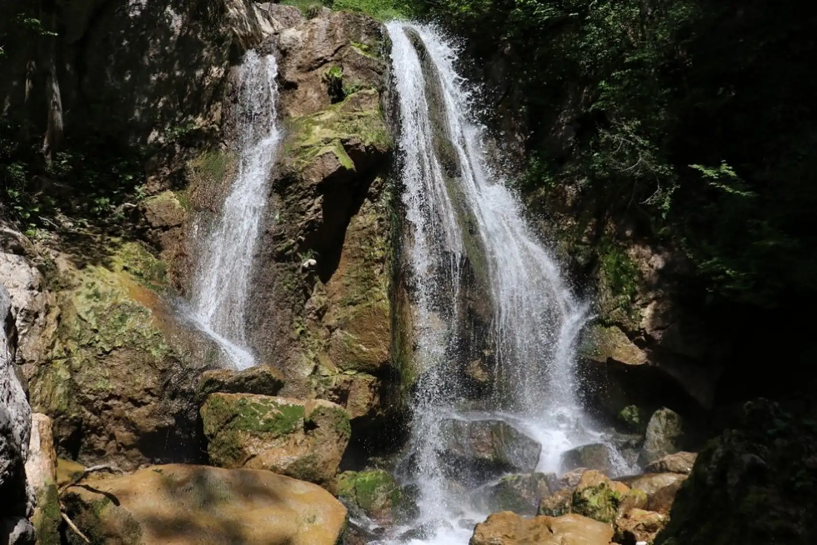Yeşilin tonları arasında bir şelale: Kızılcasu