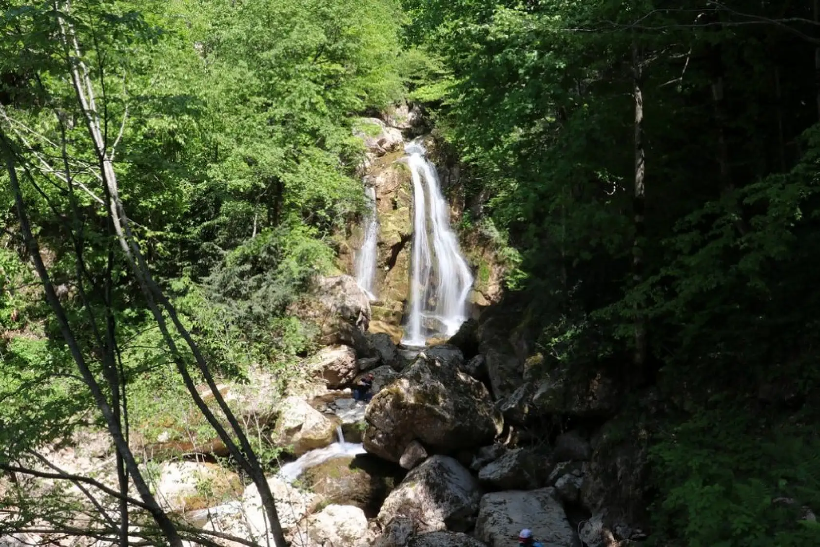 Yeşilin tonları arasında bir şelale: Kızılcasu