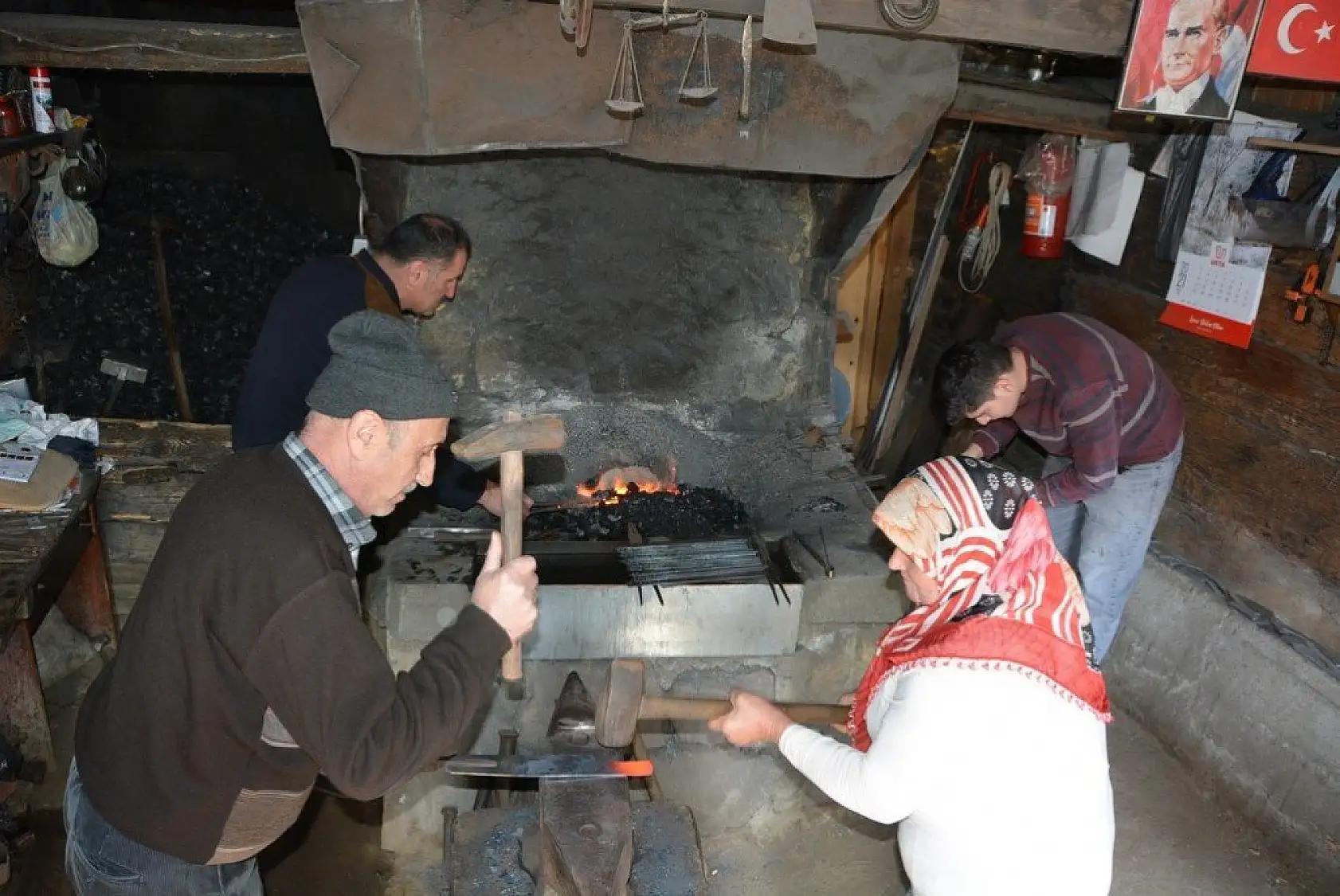 Evrenye bıçağı üretiminde 3 kuşak bir arada çekiç sallıyor