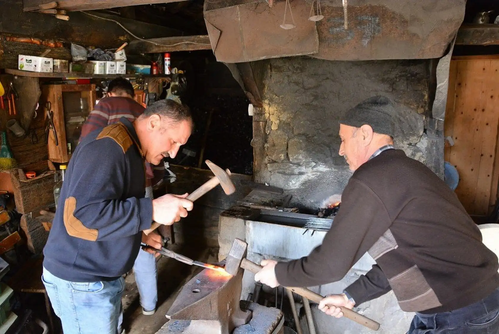 Evrenye bıçağı üretiminde 3 kuşak bir arada çekiç sallıyor