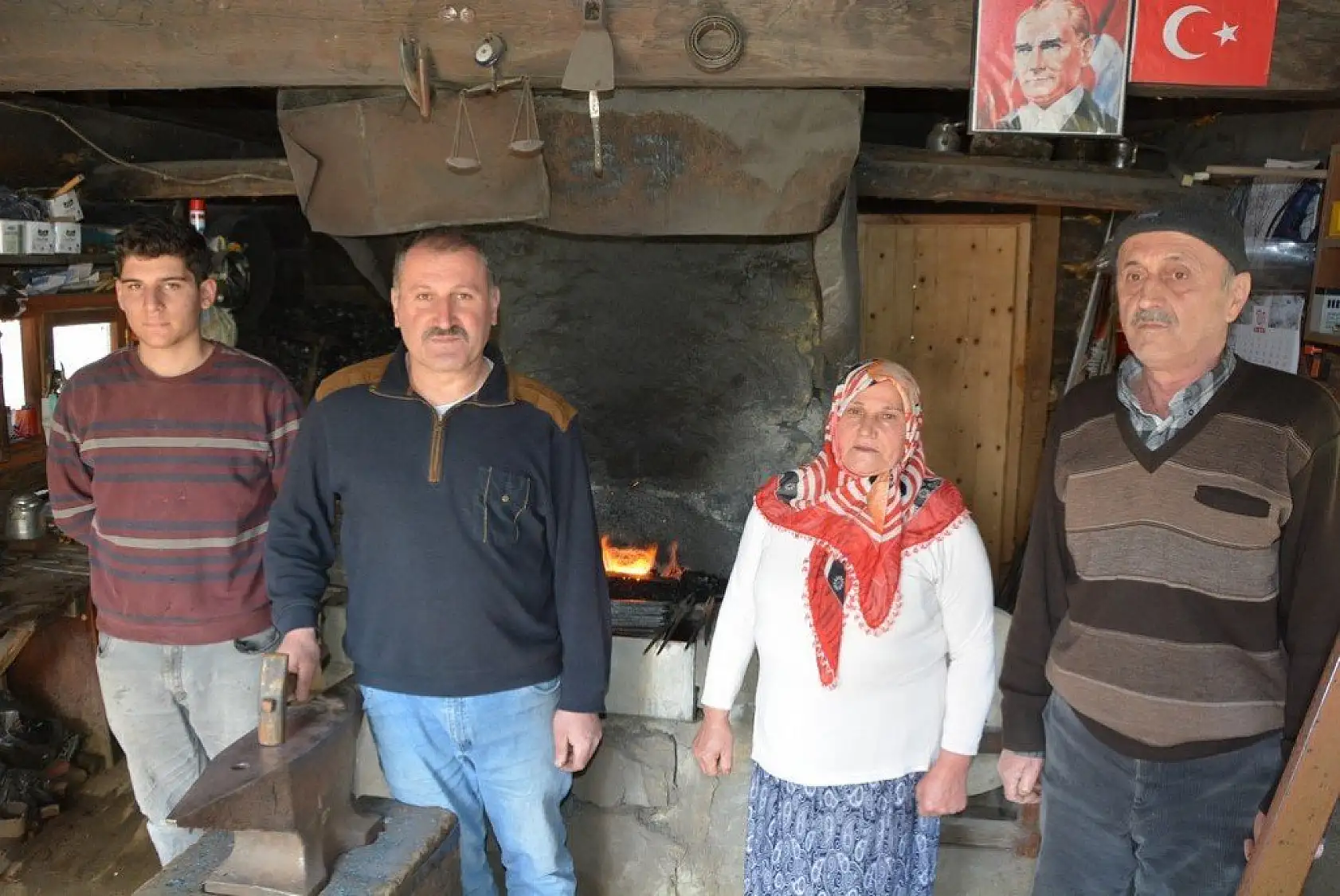 Evrenye bıçağı üretiminde 3 kuşak bir arada çekiç sallıyor