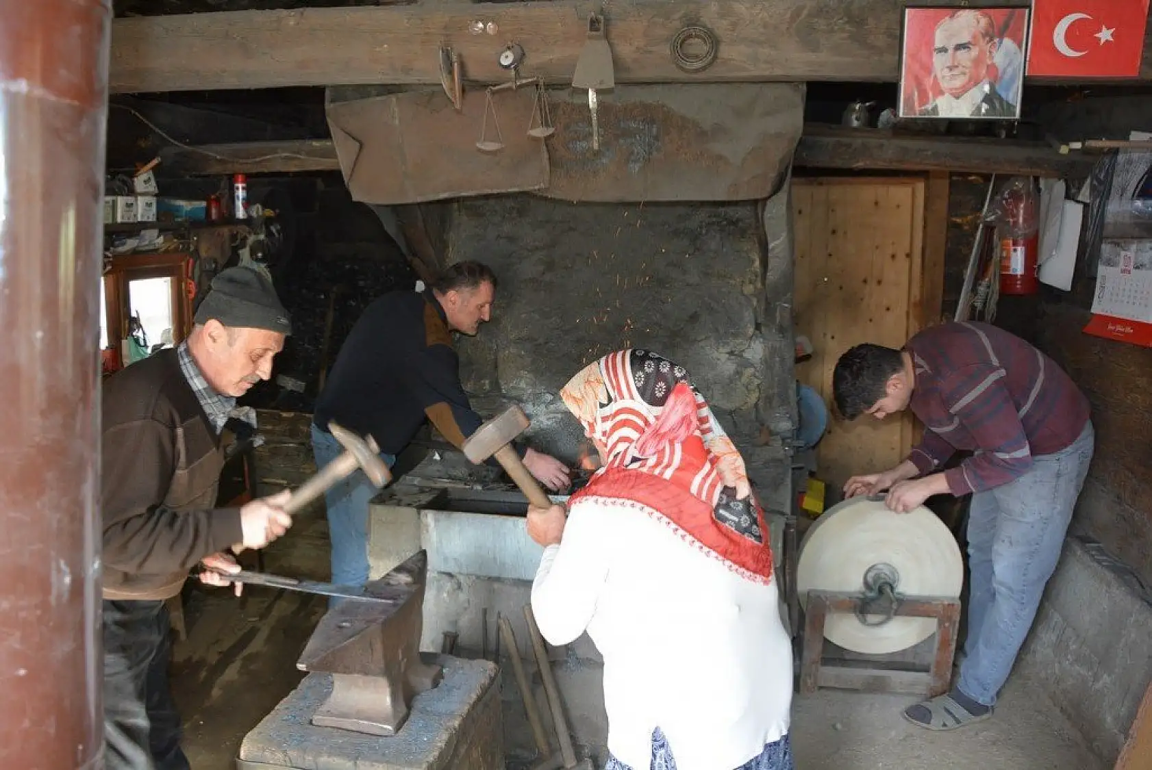 Evrenye bıçağı üretiminde 3 kuşak bir arada çekiç sallıyor